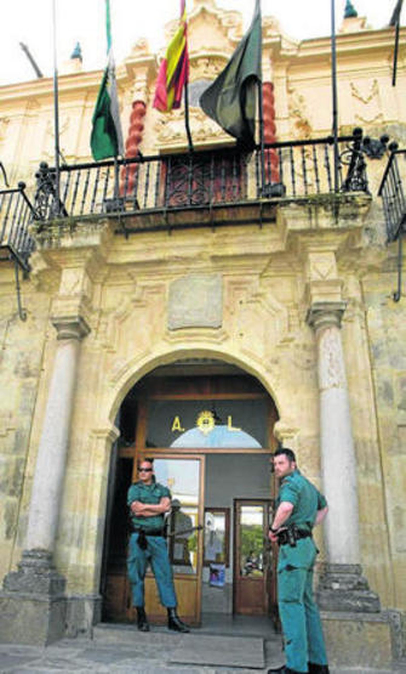 Dos agentes, ayer en el Ayuntamiento de Lora del Río.