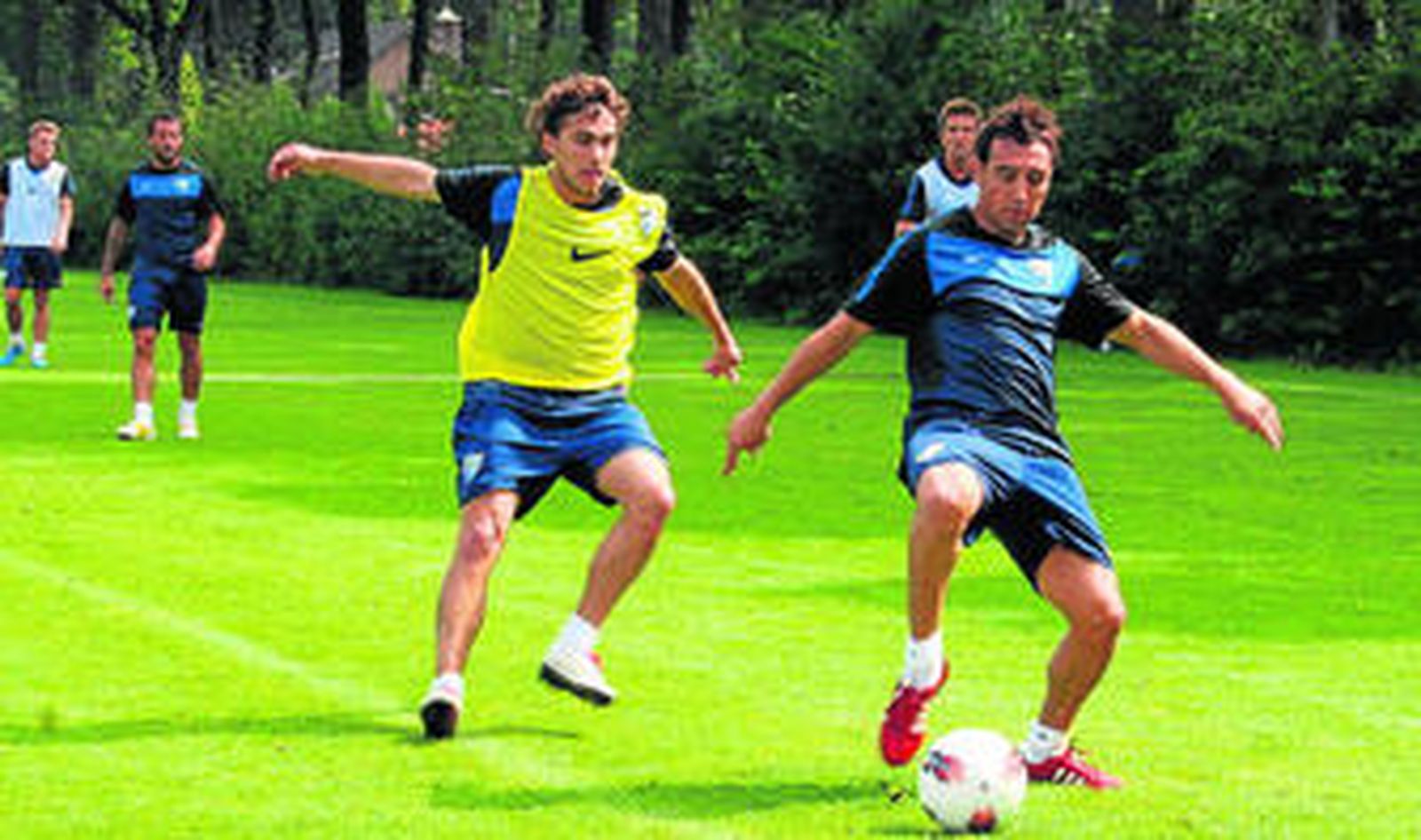 Cazorla se apresta a pasar el esférico ante la llegada de Sebastián Fernández al corte.