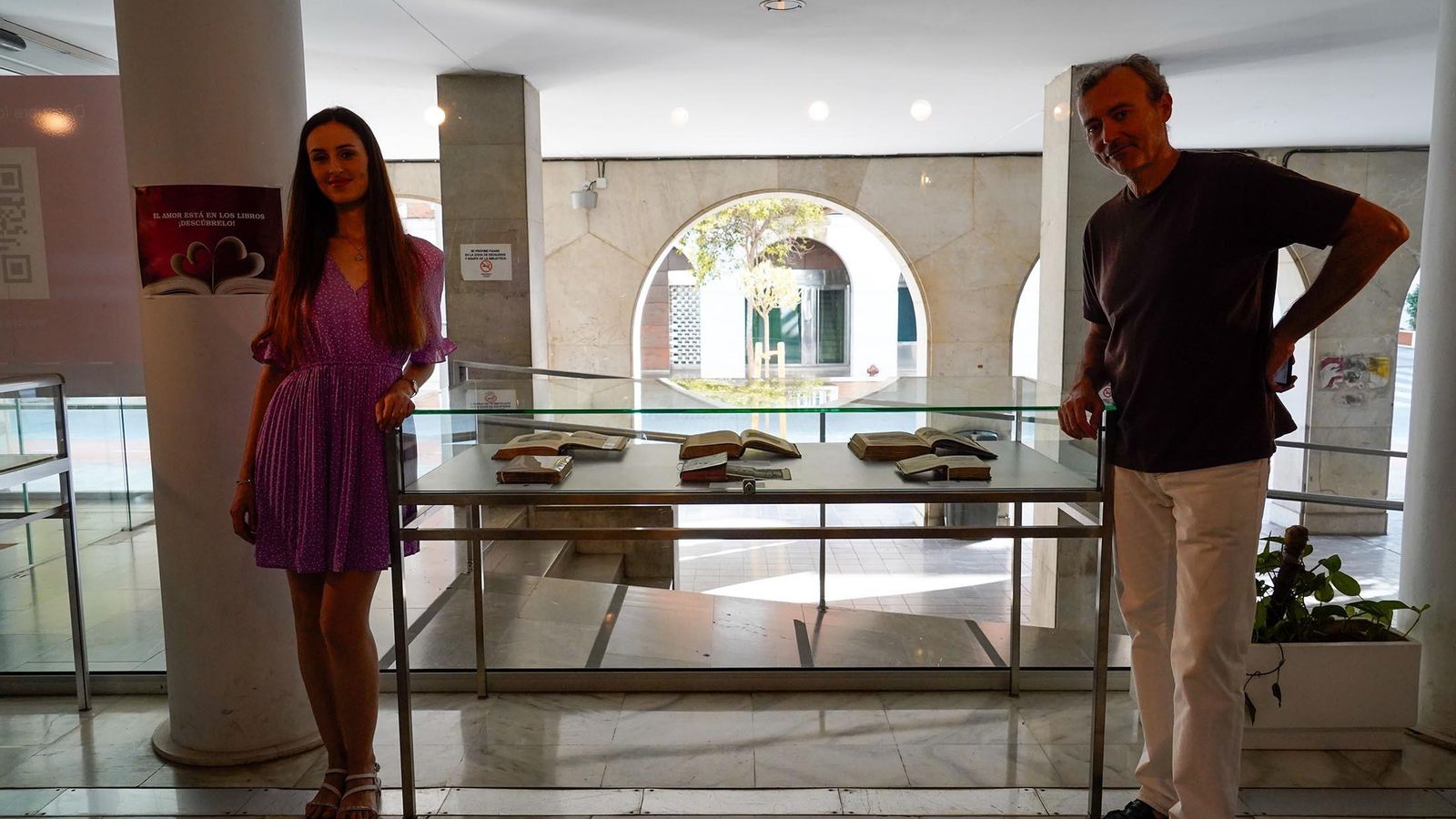 Antonio Agustín Gómez, director de la Biblioteca y Mercedes Díaz, restauradora