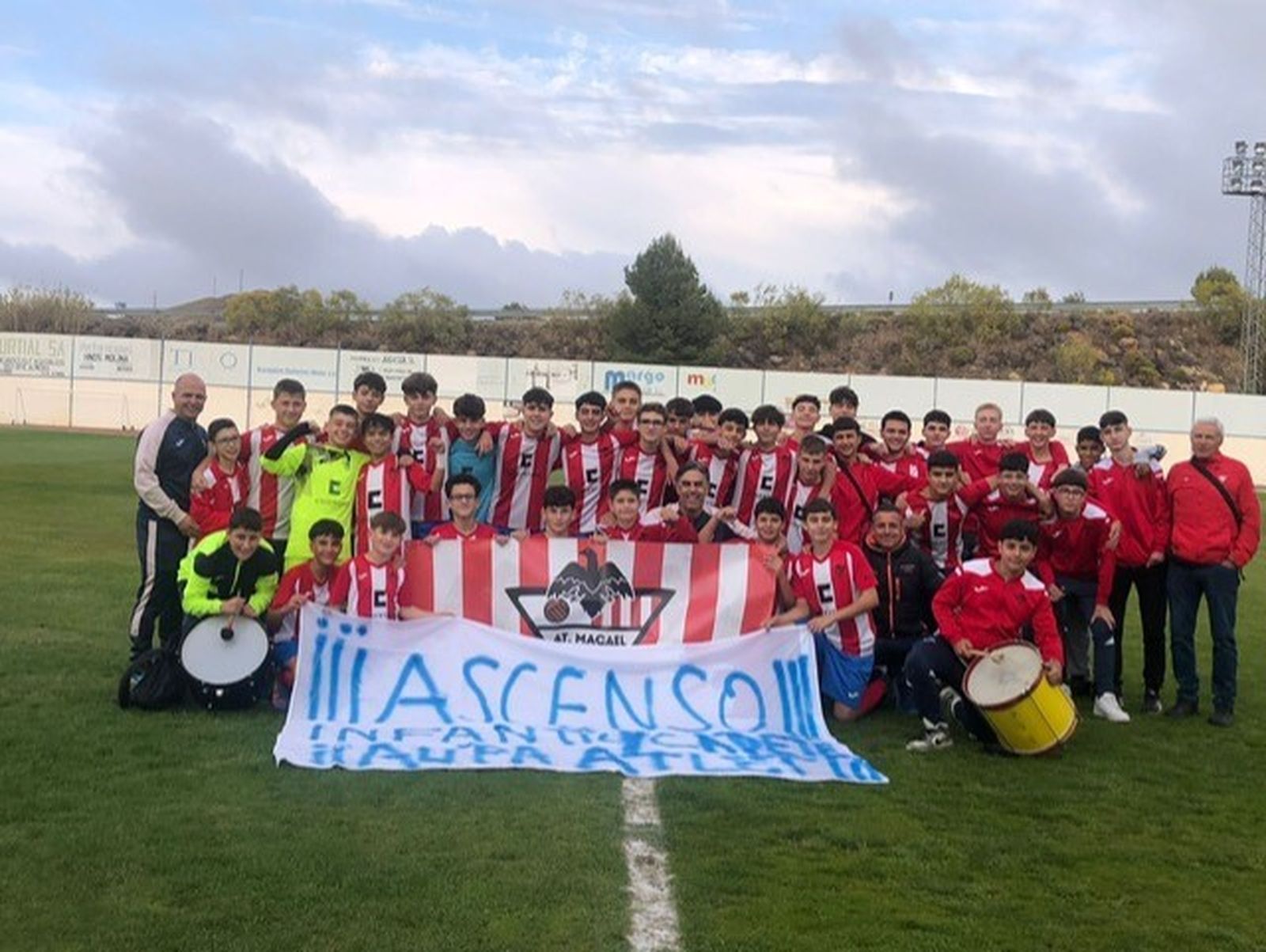 Los jugadores del Atlético Macael celebran sobre el terreno de juego sus dos ascensos de categoría.