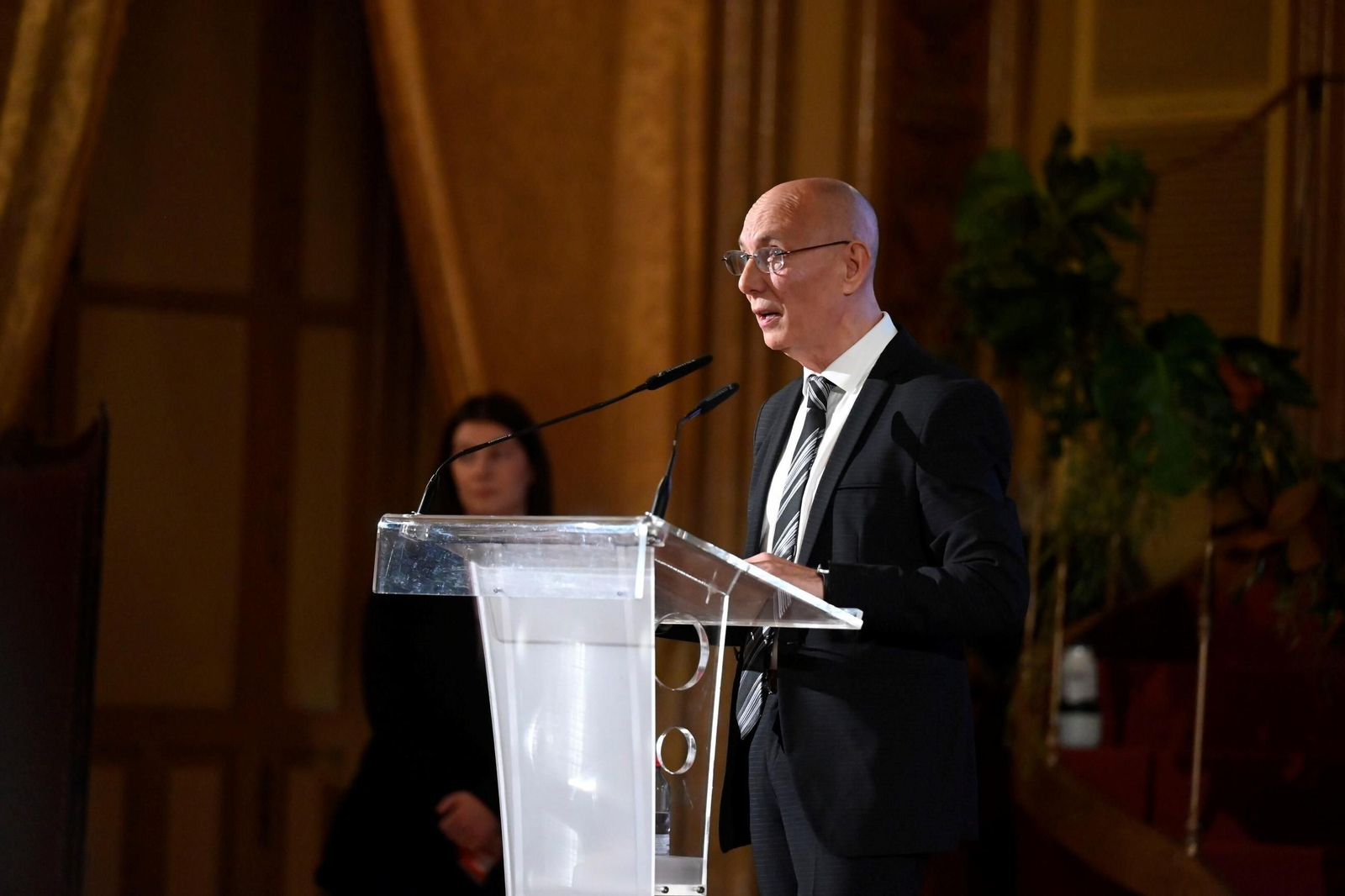 Ls imágenes de la entrega de insignias y la Medalla de Oro del Real Círculo de la Amistad de Córdoba