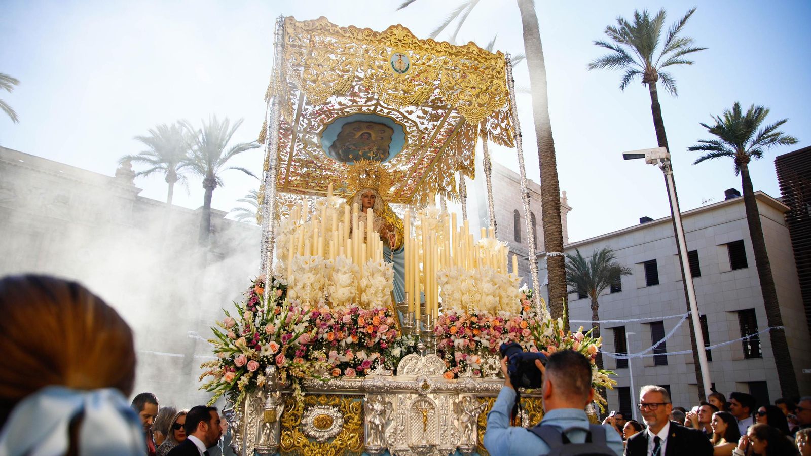 Vea la salida de la Hermandad de Los Ángeles de la Catedral de Almería