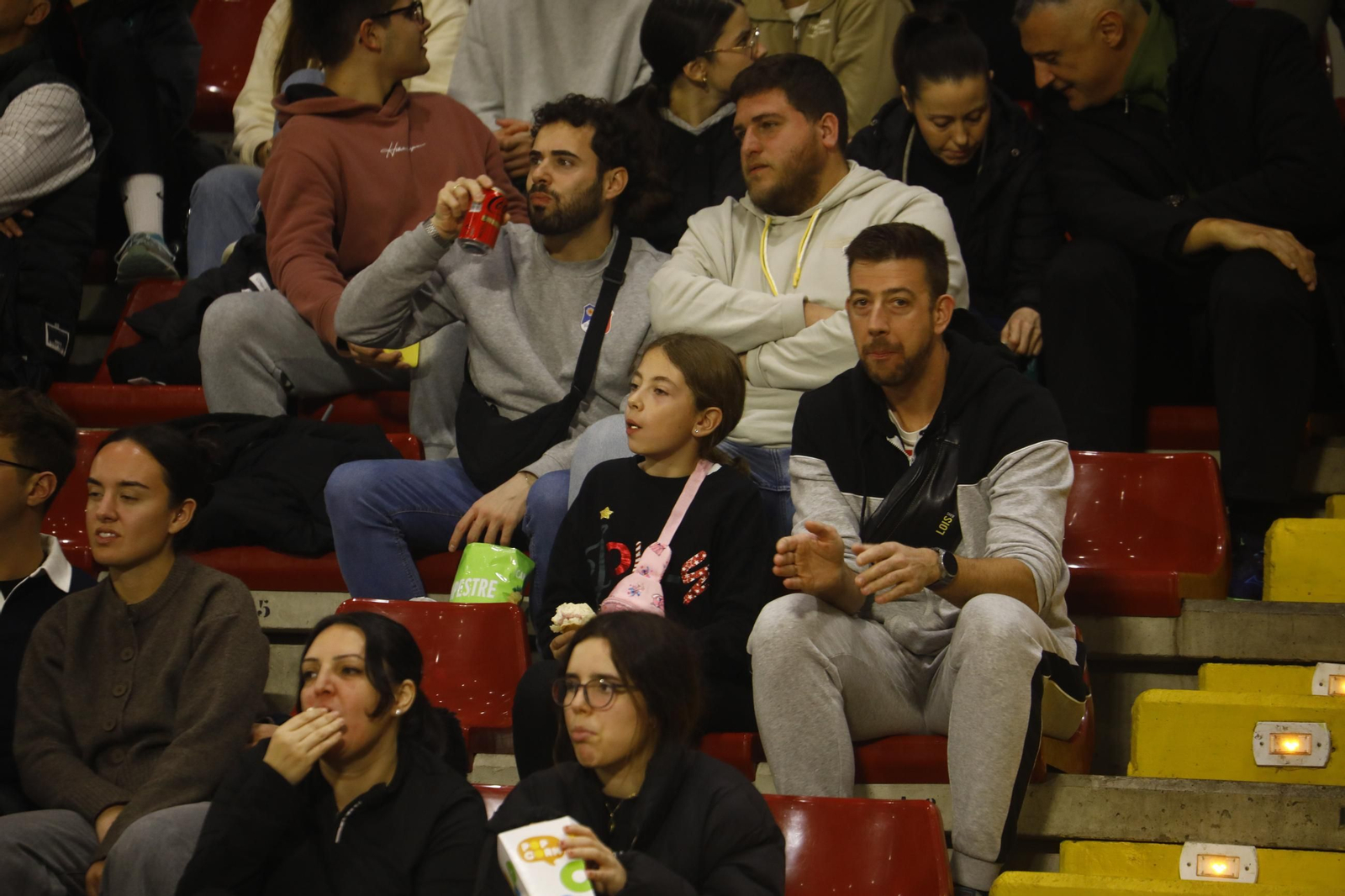 Las mejores fotos del ambiente en Vista Alegre para el Coto Córdoba - Baloncesto Valladolid