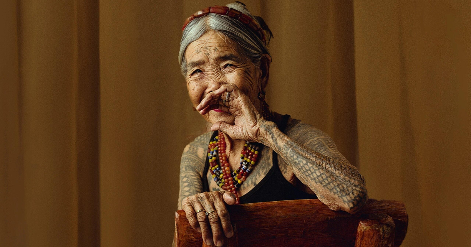 Apo Whang-Od, la tatuadora indígena de 106 años que ha protagonizado la portada más longeva de la revista 'Vogue'. Apo Whang-Od, la tatuadora indígena de 106 años que ha protagonizado la portada más longeva de la revista 'Vogue'.