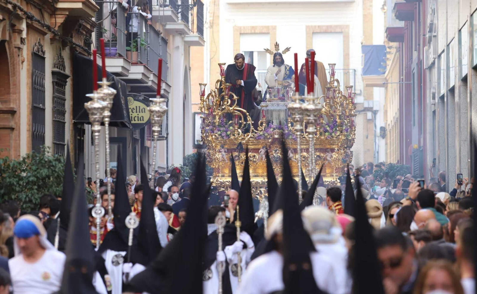 La Hermandad de la Sagrada Cena devuelve la ilusión a las calles de Huelva