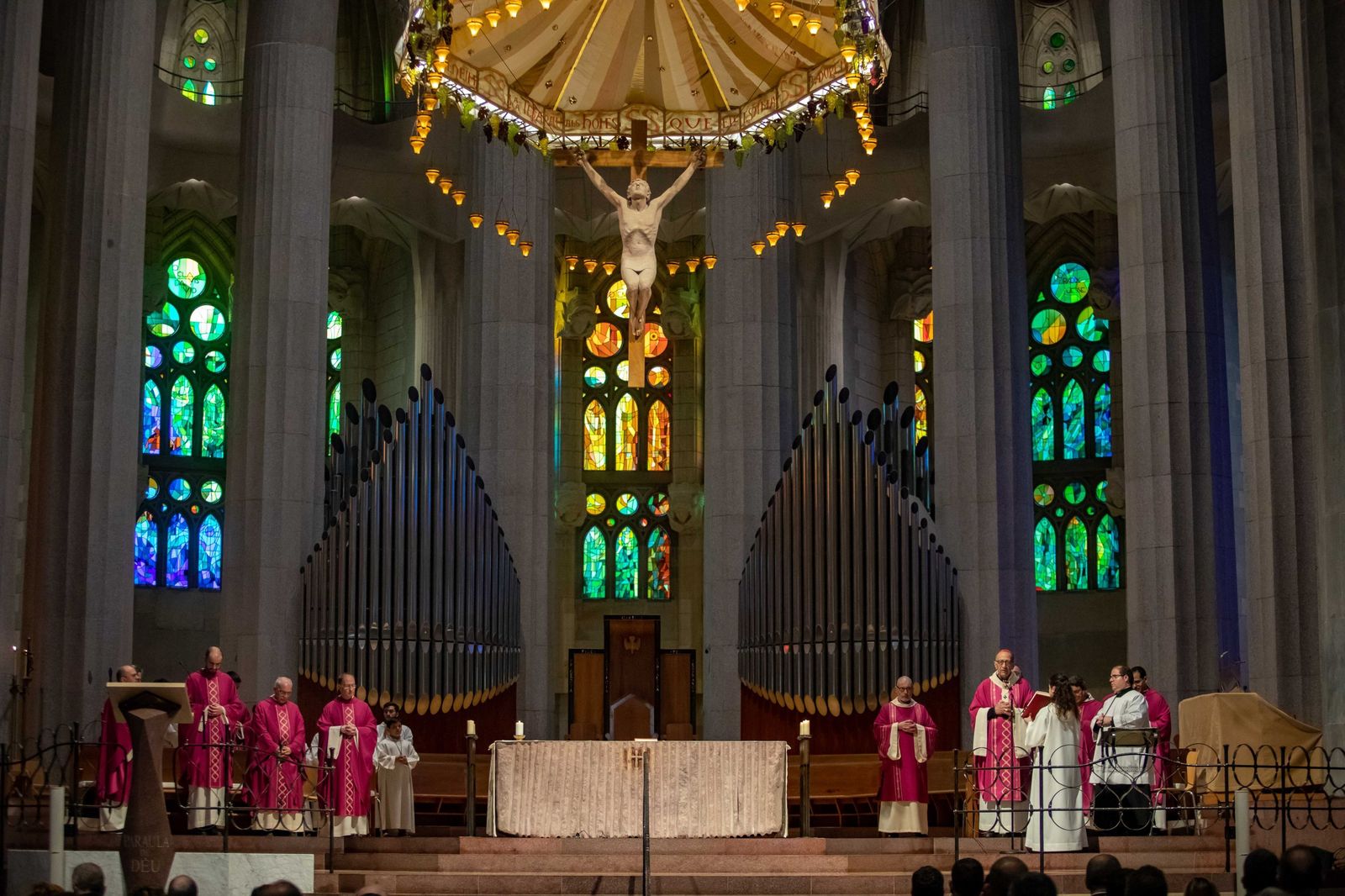 Fotos de Juanma Moreno en la Sagrada Familia de Barcelona durante la misa del 50 aniversario de la romería del Rocío en Cataluña