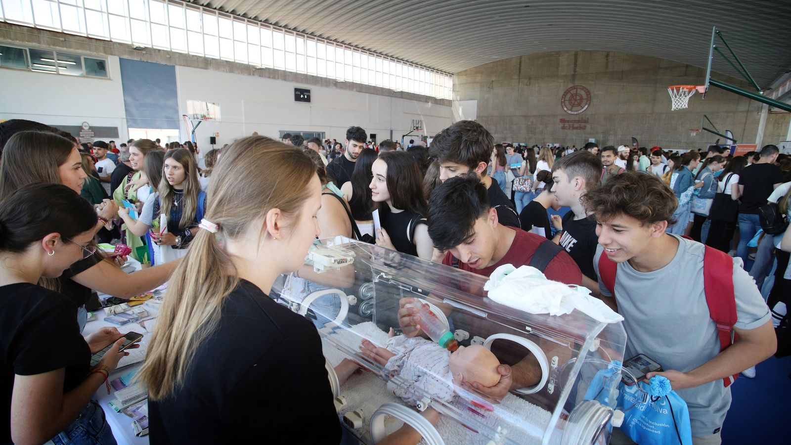 Alumnos de Enfermería de la UHU junto a los estudiantes de Bachiller