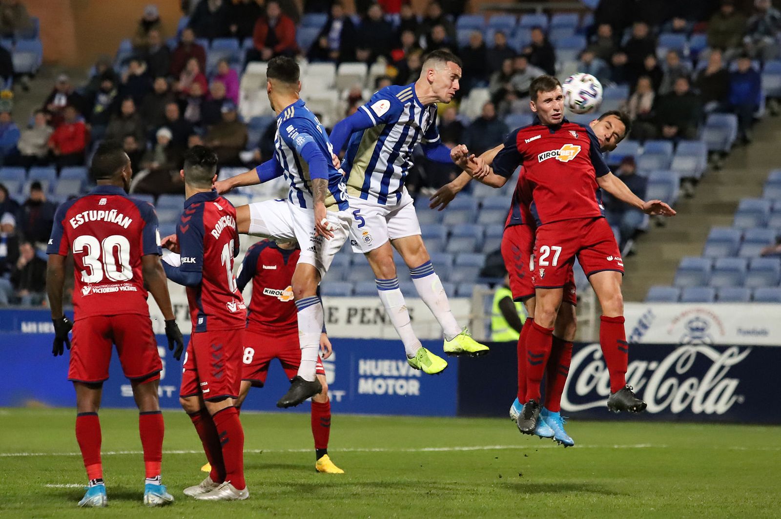 Borja García y Moncayola saltan a rematar un balón parado.