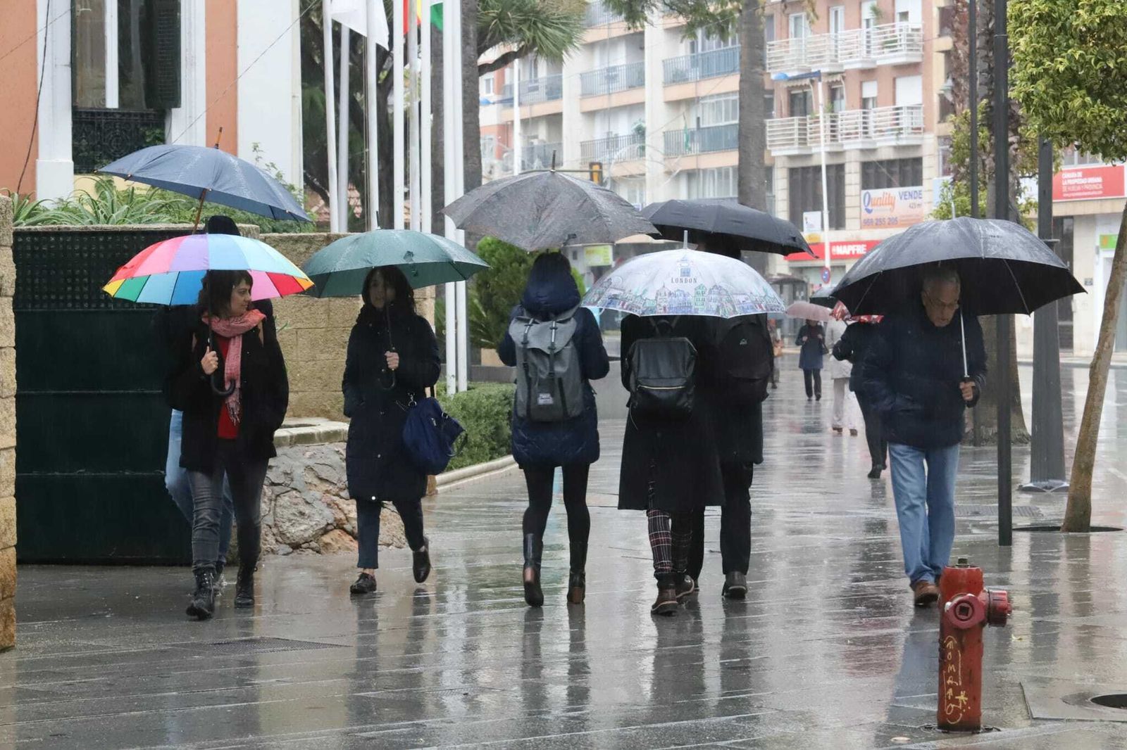 Inmediaciones de la Casa Colón a primera hora de esta mañana en medio de la lluvia.