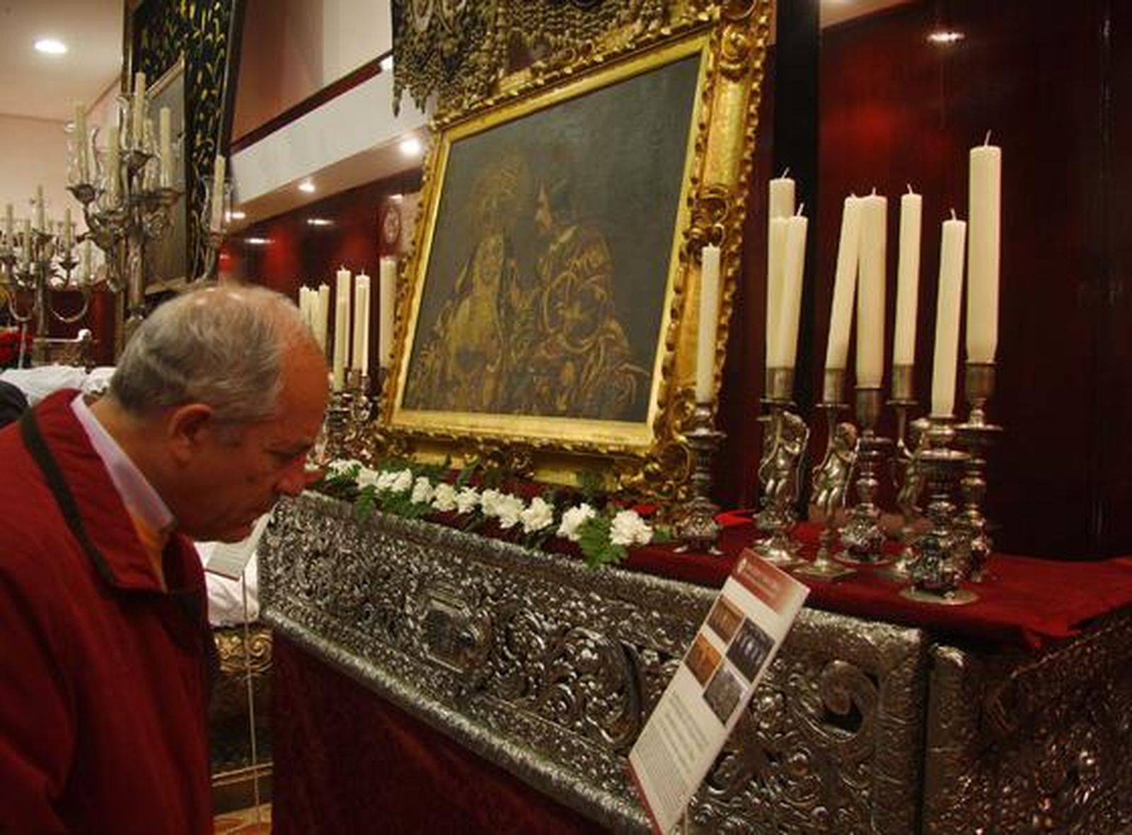 Los visitantes aprecian los objetos de la exposición "Tan lejos y tan cerca", de la Hermandad de la Amargura.

Foto: Belen Vargas