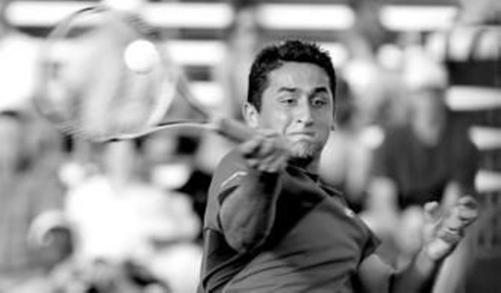 Almagro golpea de derecha durante su largo partido ante Youzhny, que duró casi tres horas.