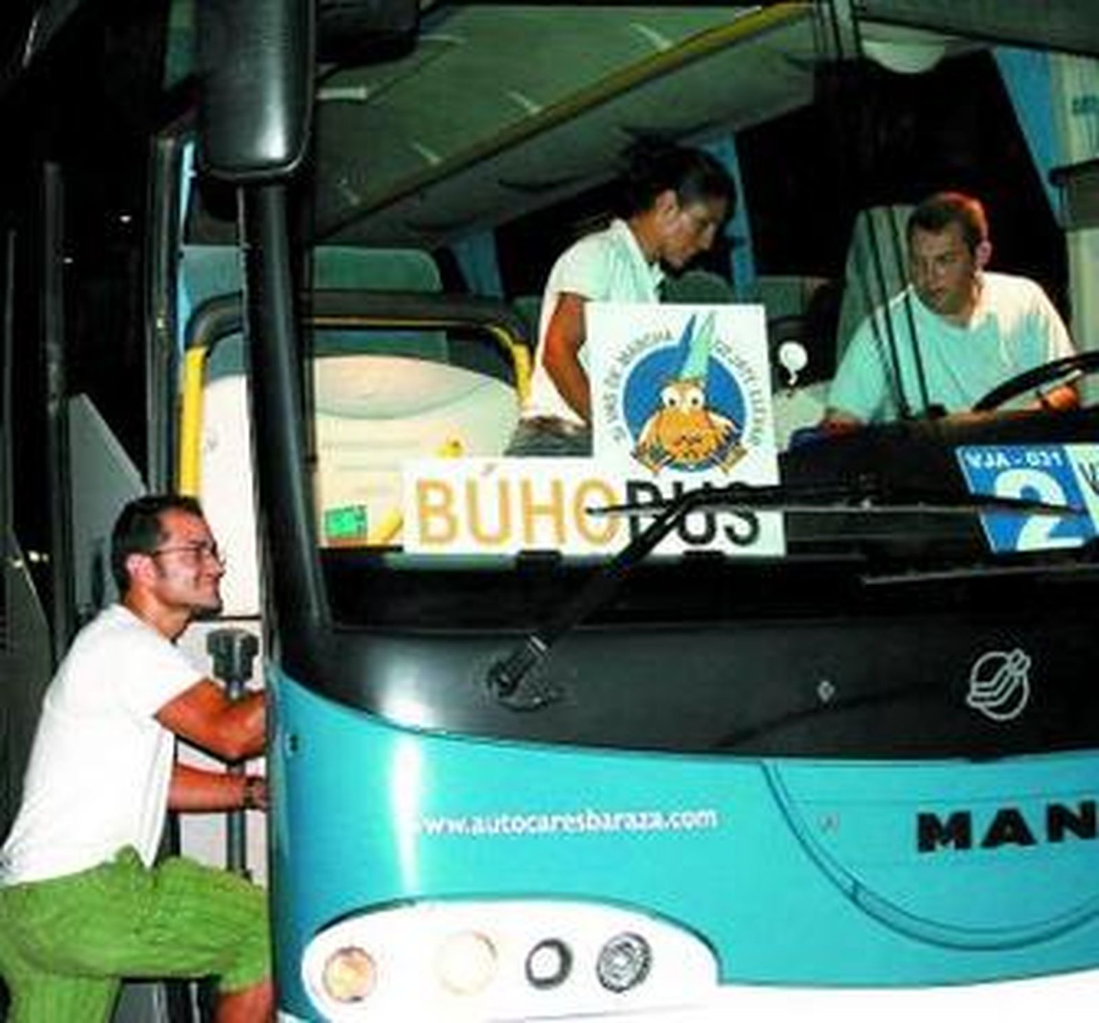 Un joven subiendo al Buho Bus.