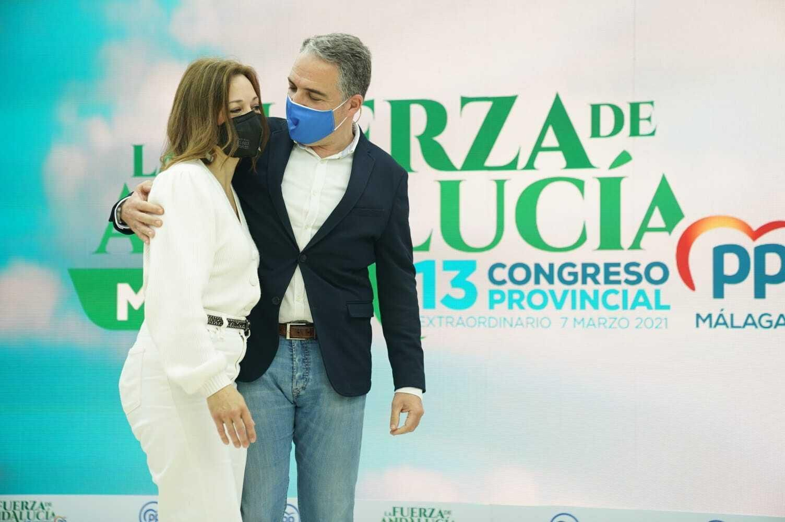 Bendodo abraza a Patricia Navarro, al término del congreso del PP el pasado marzo.