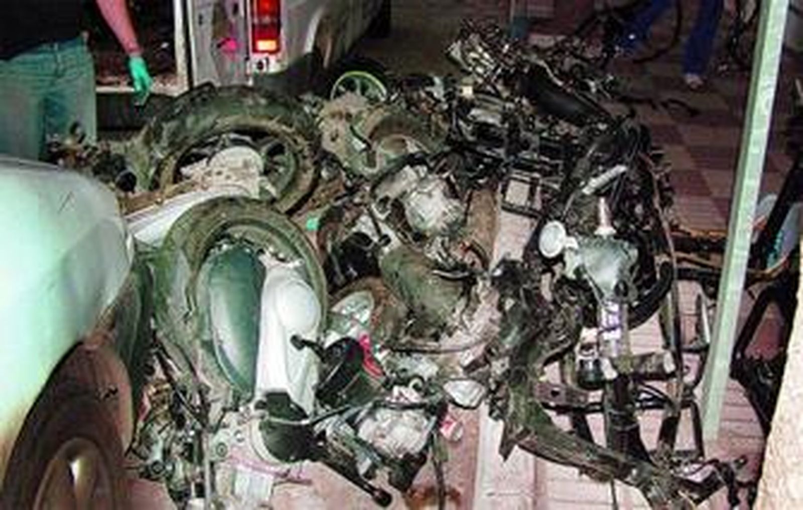 Piezas de las últimas diez motos robadas por los detenidos y que transportaban en una furgoneta.