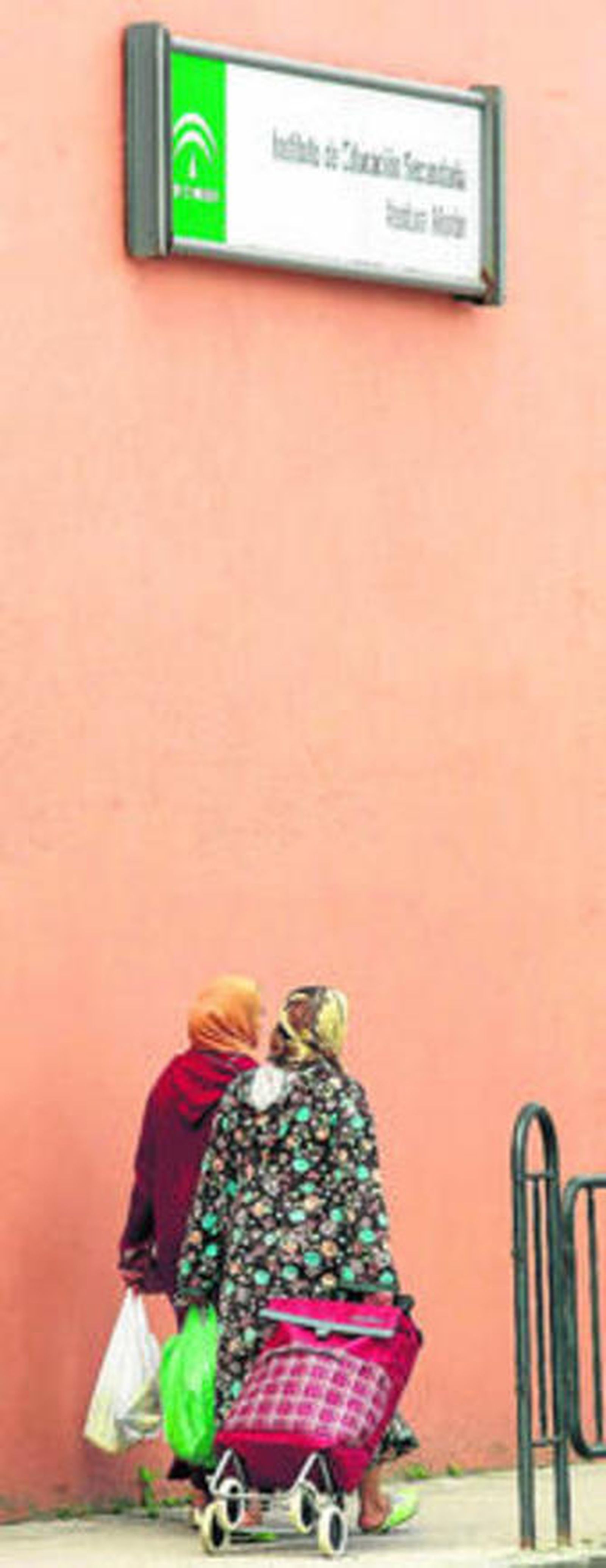 Mujeres con velo pasan ante el IES Ventura Morón, en Algeciras.