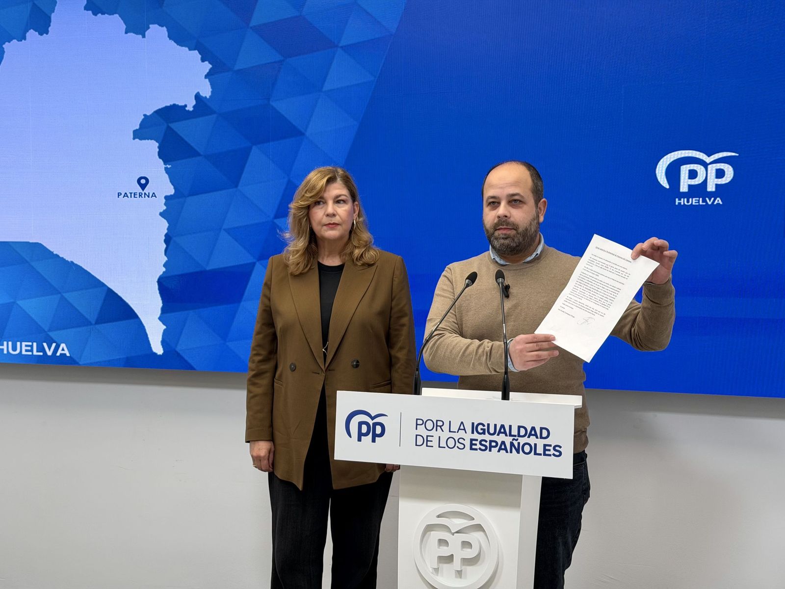 José Miguel Valderas y Berta Centeno en rueda de prensa.