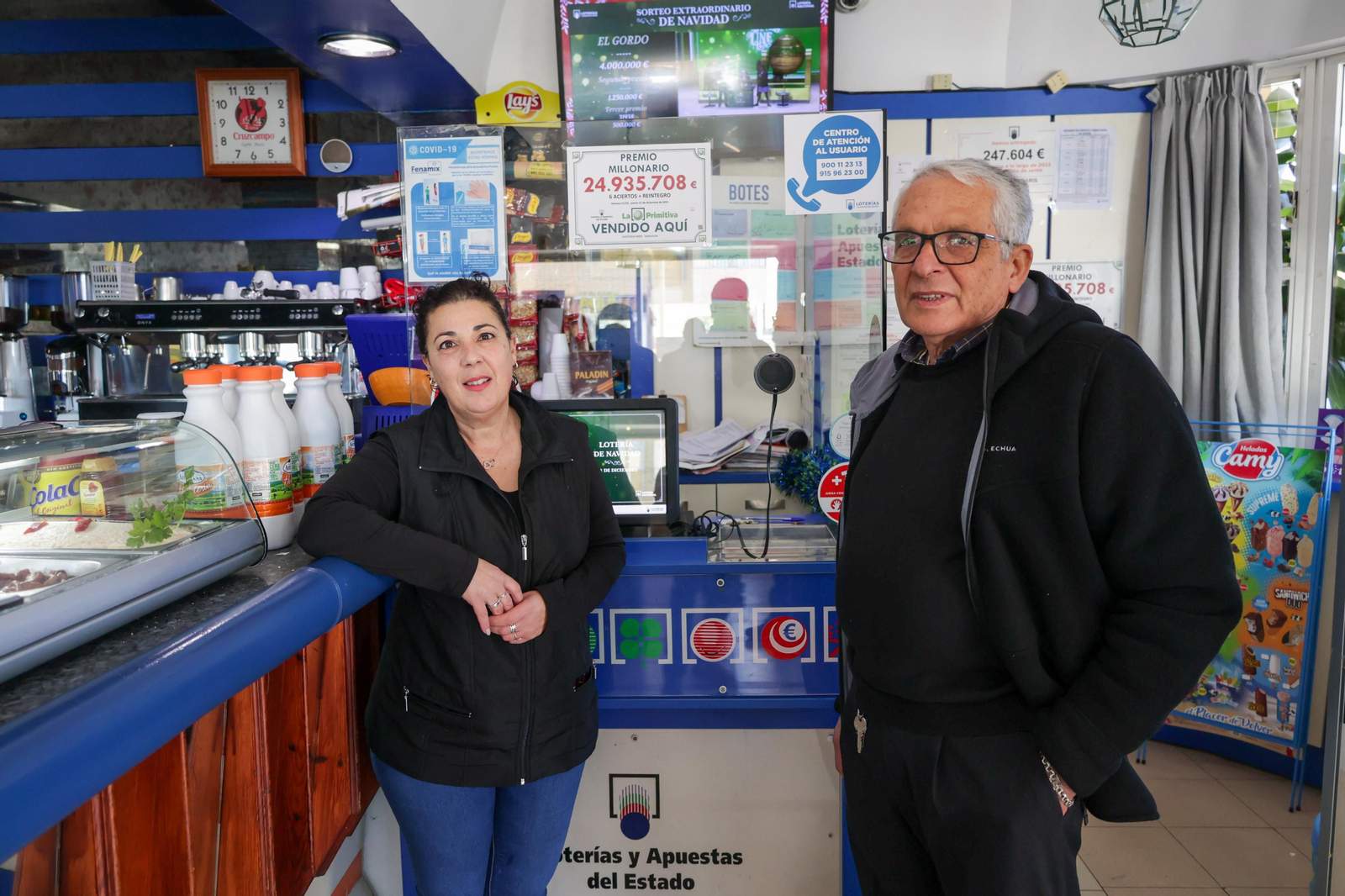 Los dueños de la cafetería París en Mazagón.