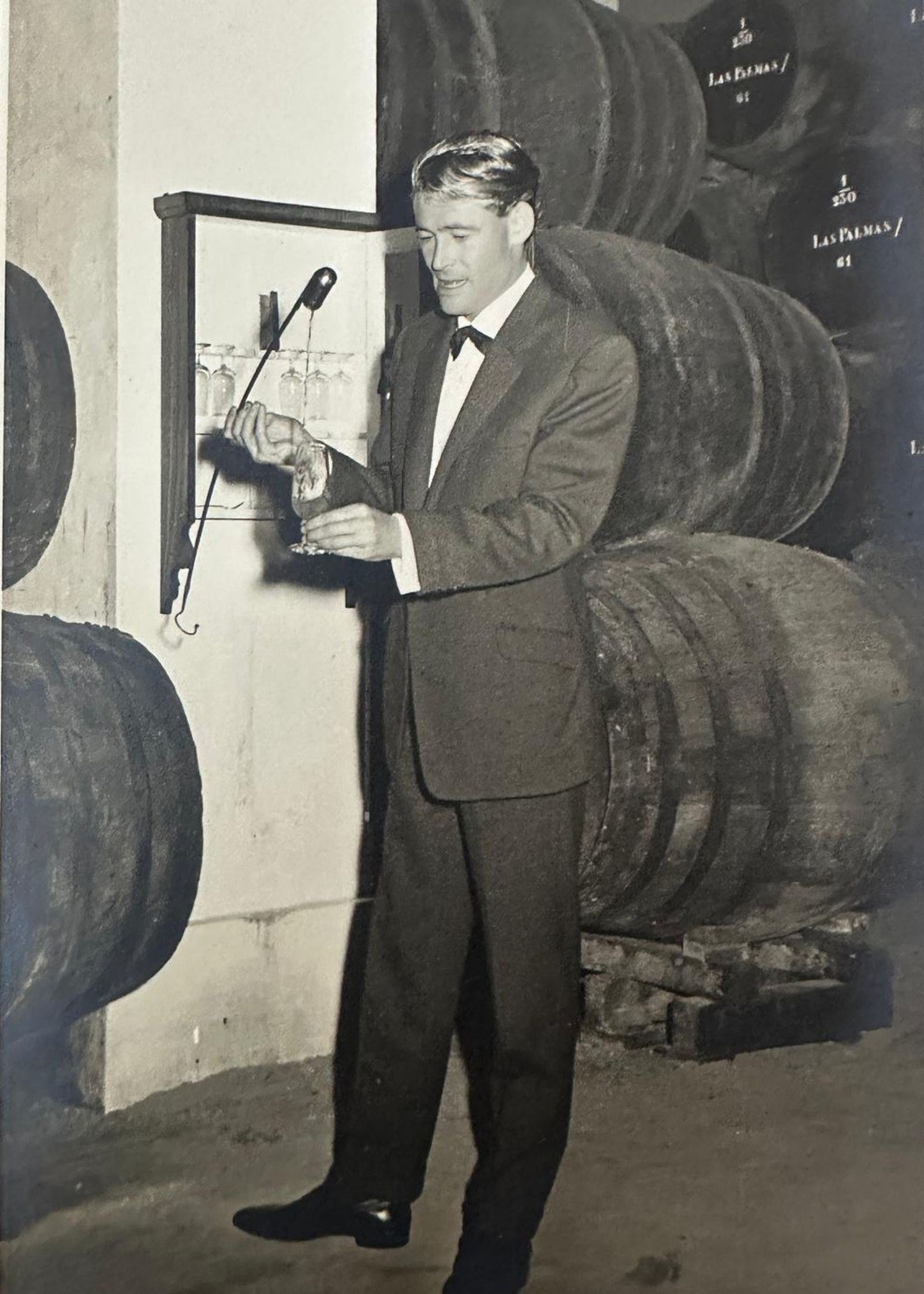 El actor Peter O´Toole practicando con la venencia, marzo 1962.