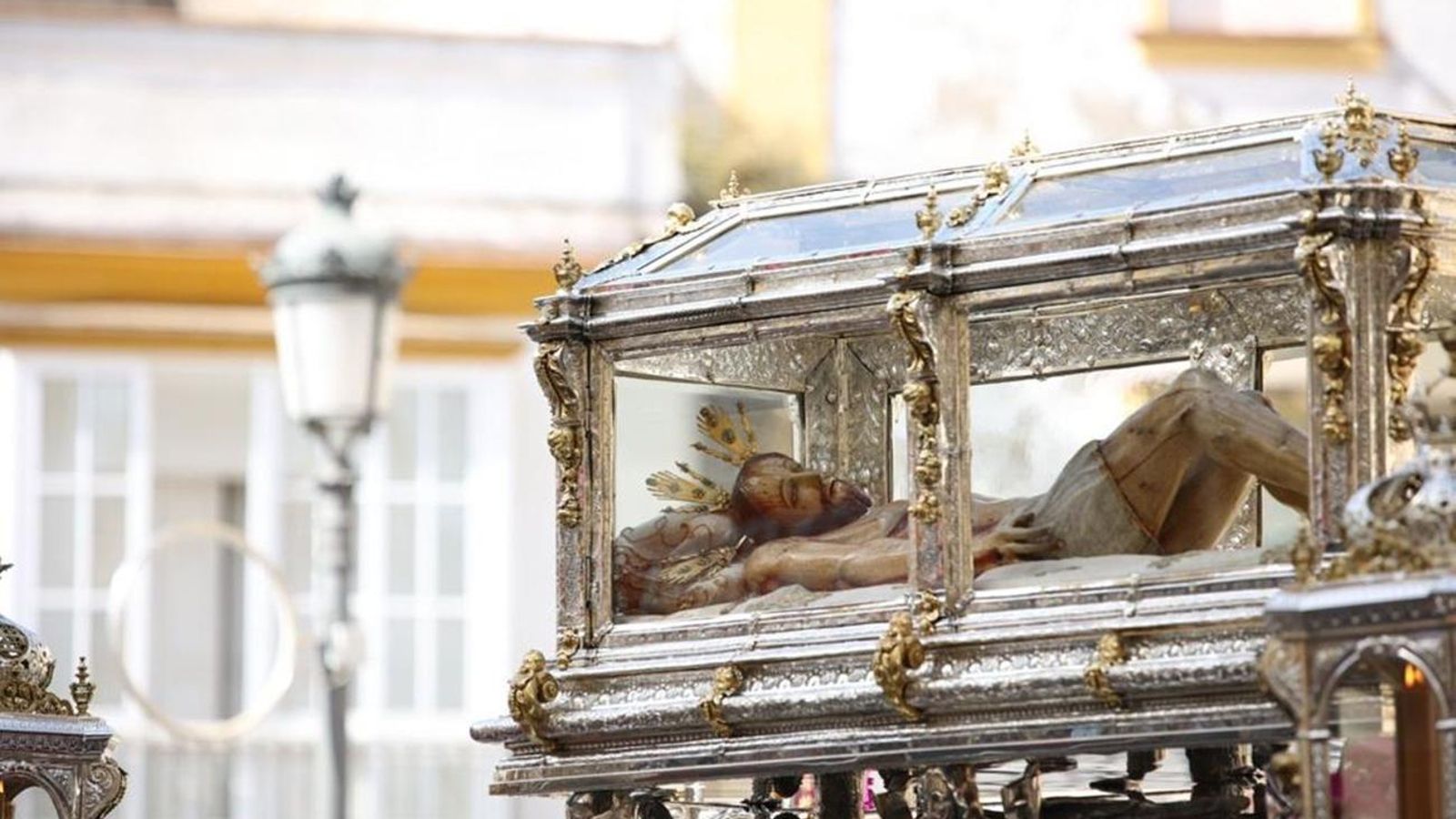 Imagen curiosa de la una del Santo Entierro a primera hora de la tarde del Viernes Santo.