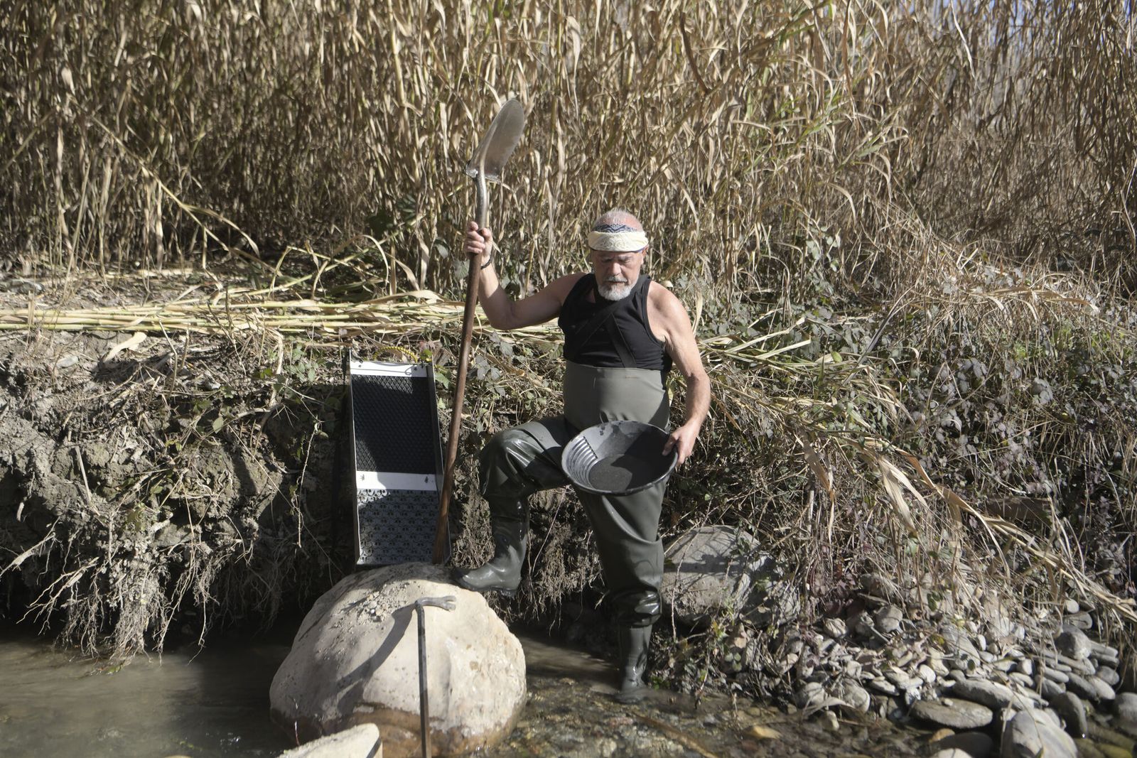 Así es el trabajo de Fernando Díaz, el buscador del 'oro olvidado' del río Genil