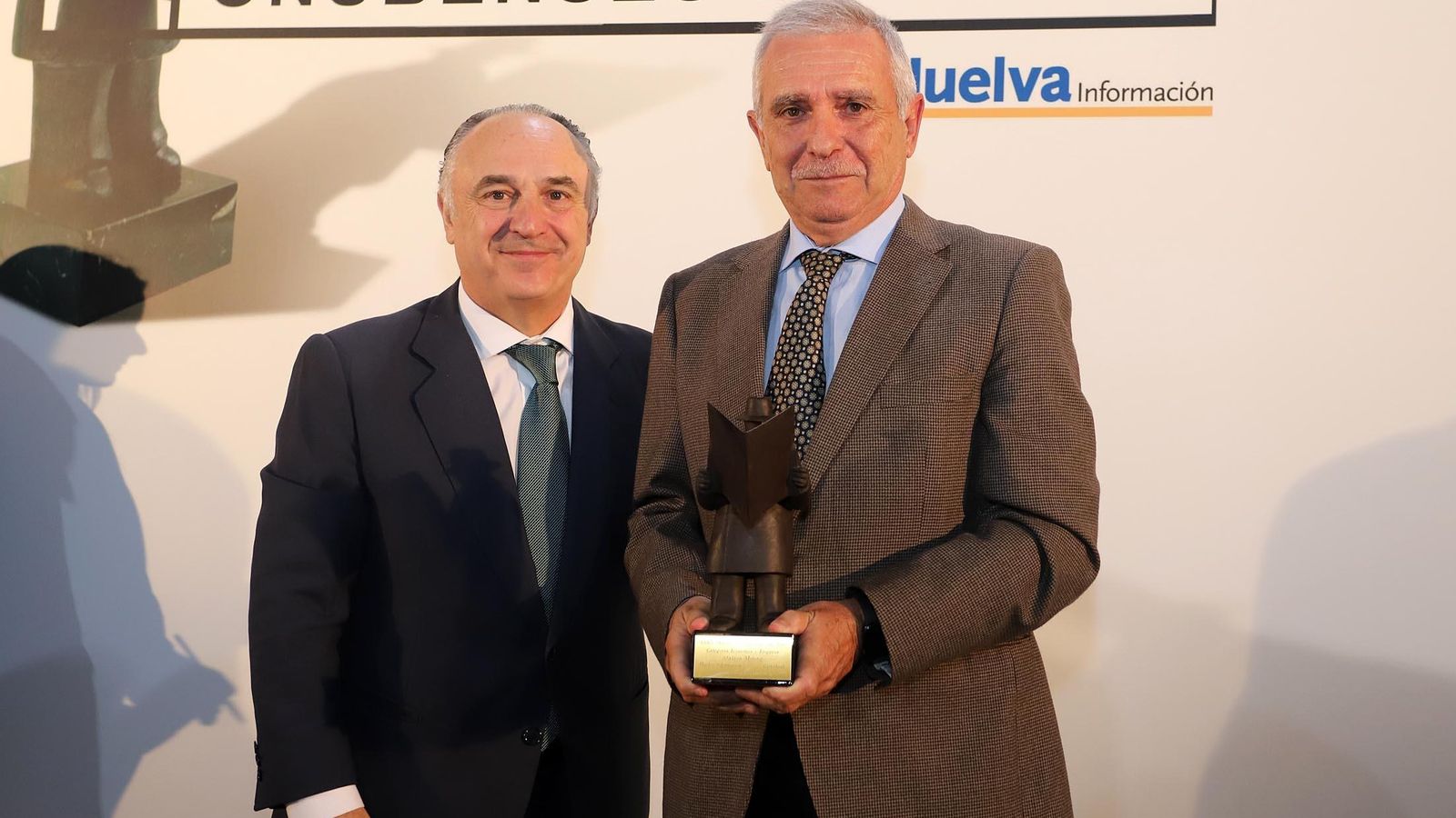 D. Enrique Delgado, director general de Atalaya Mining junto a D. Juan Ignacio Zafra, director territorial de CaixaBank en Andalucía