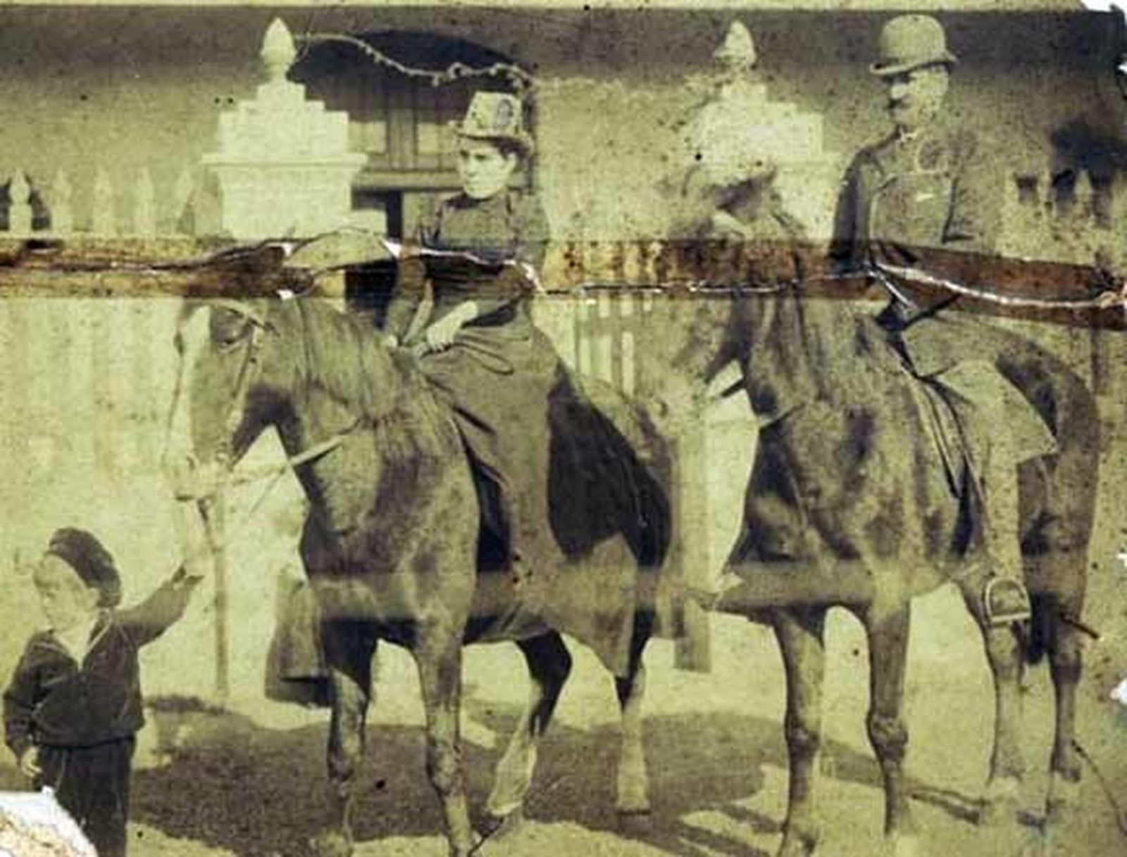 Un pionero británico de la mina, ante la Casa Consejo

Foto: Fito Carreto