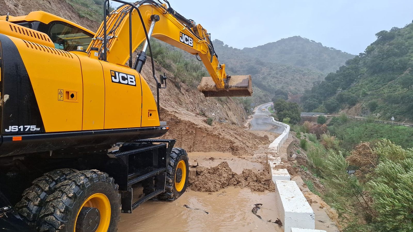 Así está una de las carreteras de acceso a Torre Alháquime
