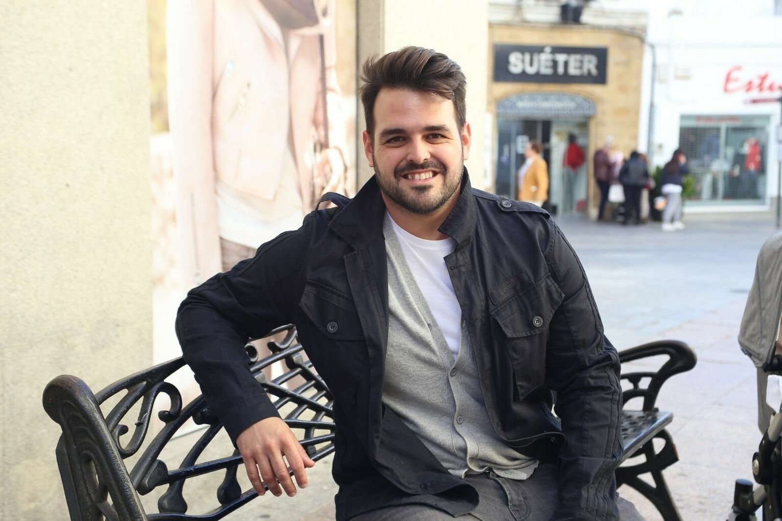 Posado de Adrián Gautier cuando fue elegido técnico del Chiclana CF.