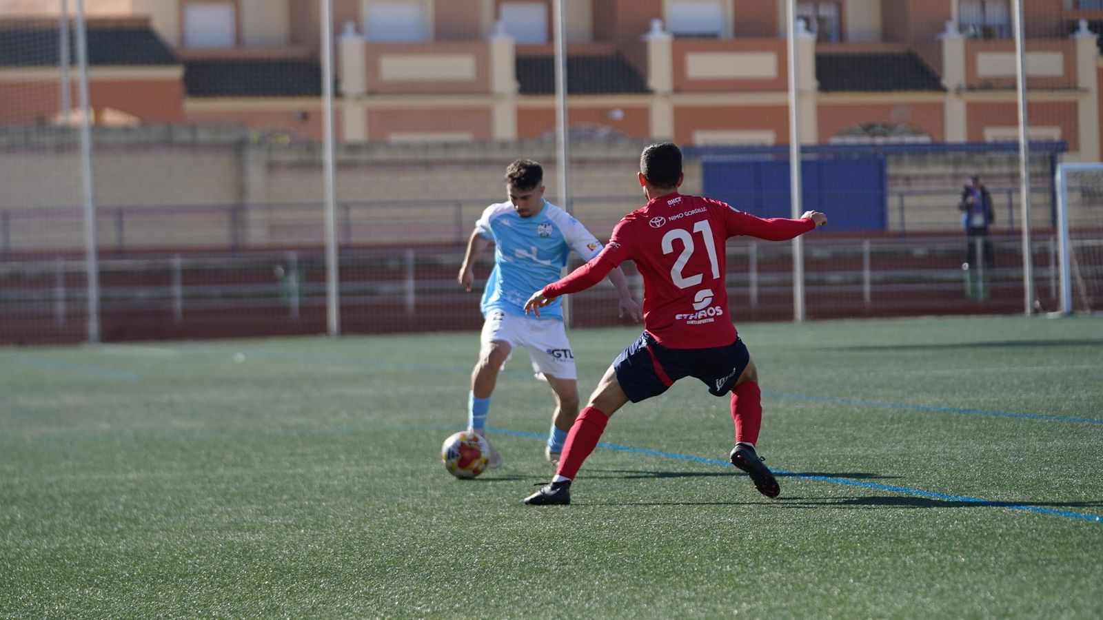 Ale Benítez (Ciudad de Lucena) es presionado por Antonio Romero (Dos Hermanas).