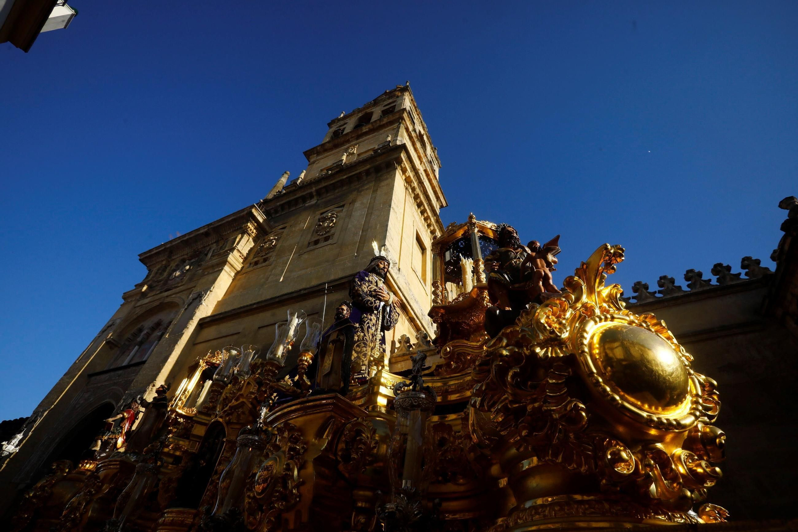 Las mejores fotos de los traslados de regreso de las hermandades tras el Magno Vía Crucis de Córdoba