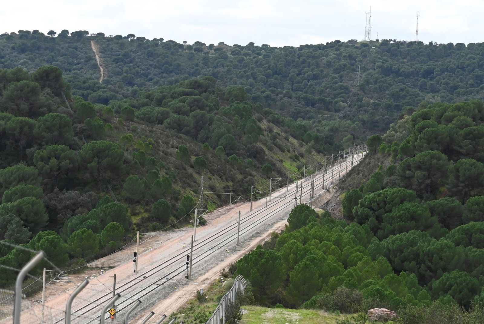 Los trenes vuelven a Adamuz un mes después de la tragedia, en imágenes
