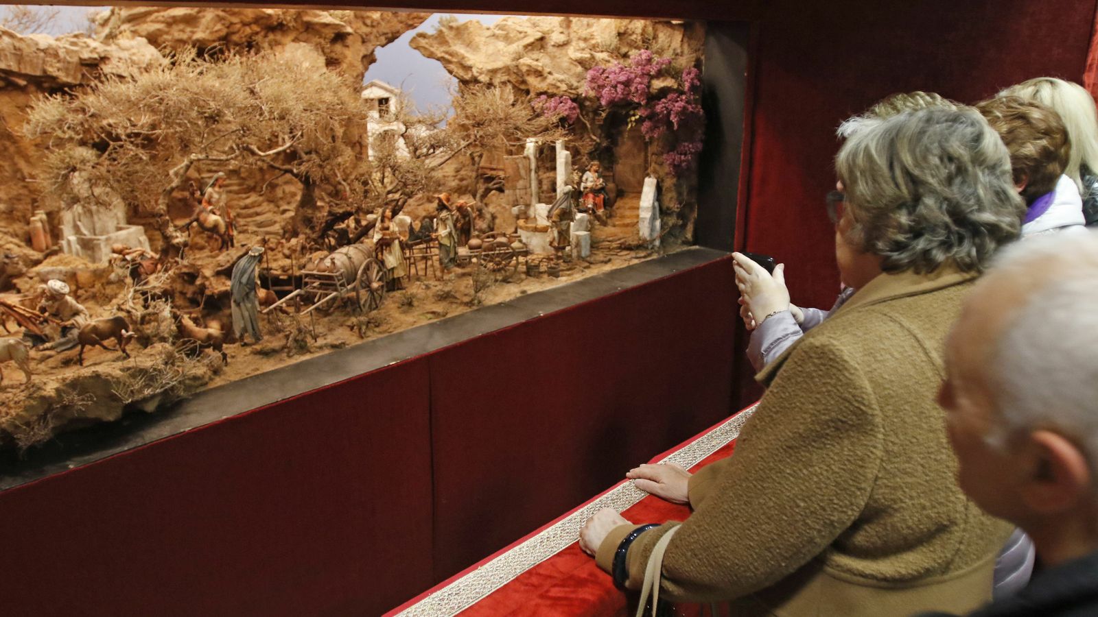 El belén municipal está instalado en el hall del Ayuntamiento.