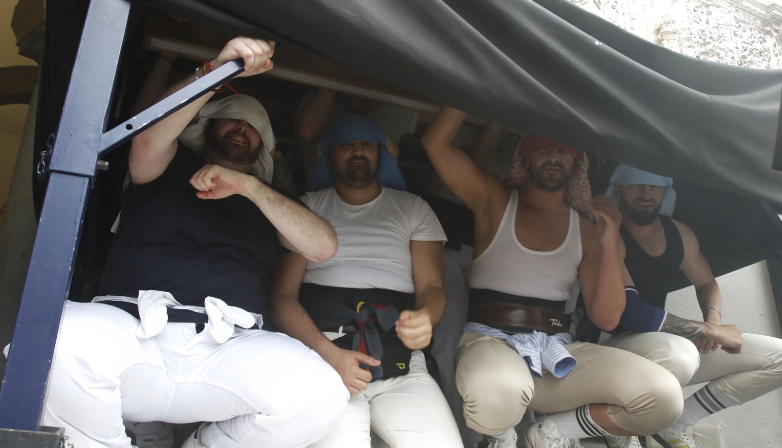 Lunes Santo en Córdoba: La procesión de la Vera-Cruz, en imágenes