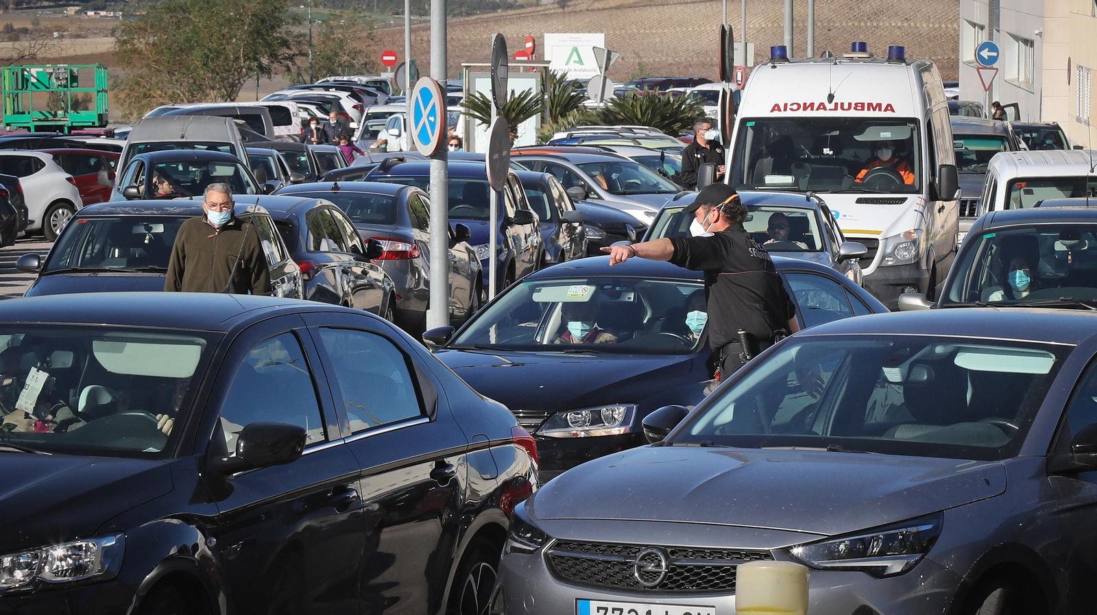 Caos en el Hospital de Jerez por la afluencia masiva de usuarios para hacerse la PCR