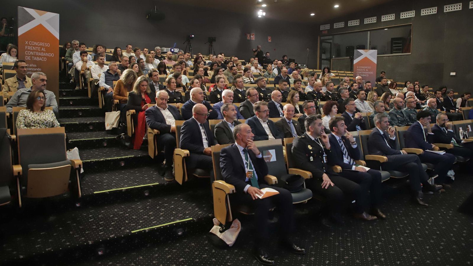 La sala del Palacio de Congresos de La Línea, llena de público. 