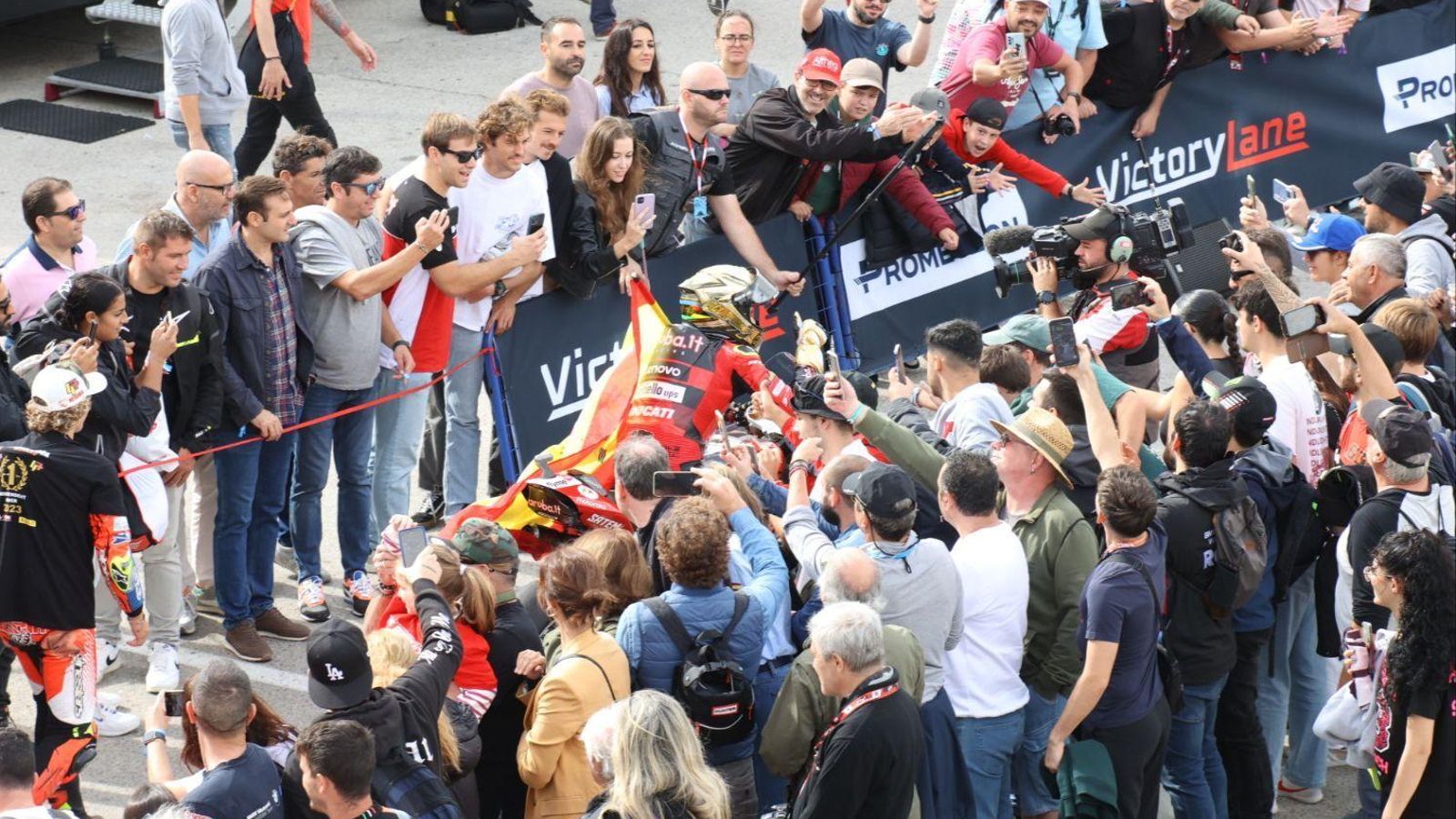Bautista, con la bandera de España.