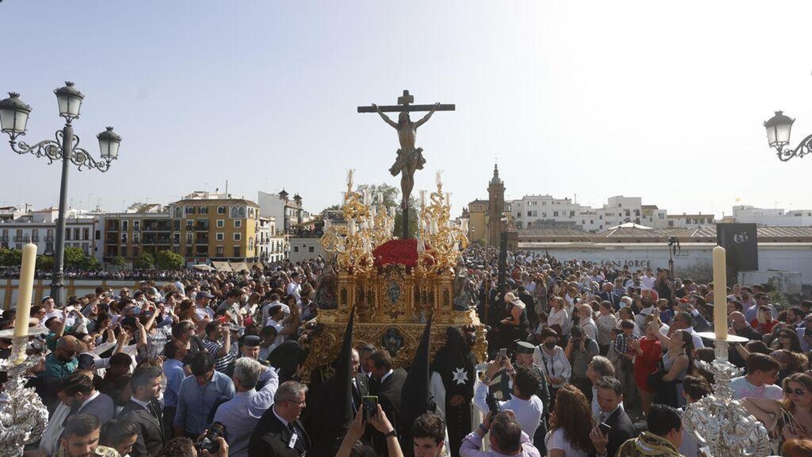 El Cachorro pasa por el puente de Triana una tarde de Viernes Santo