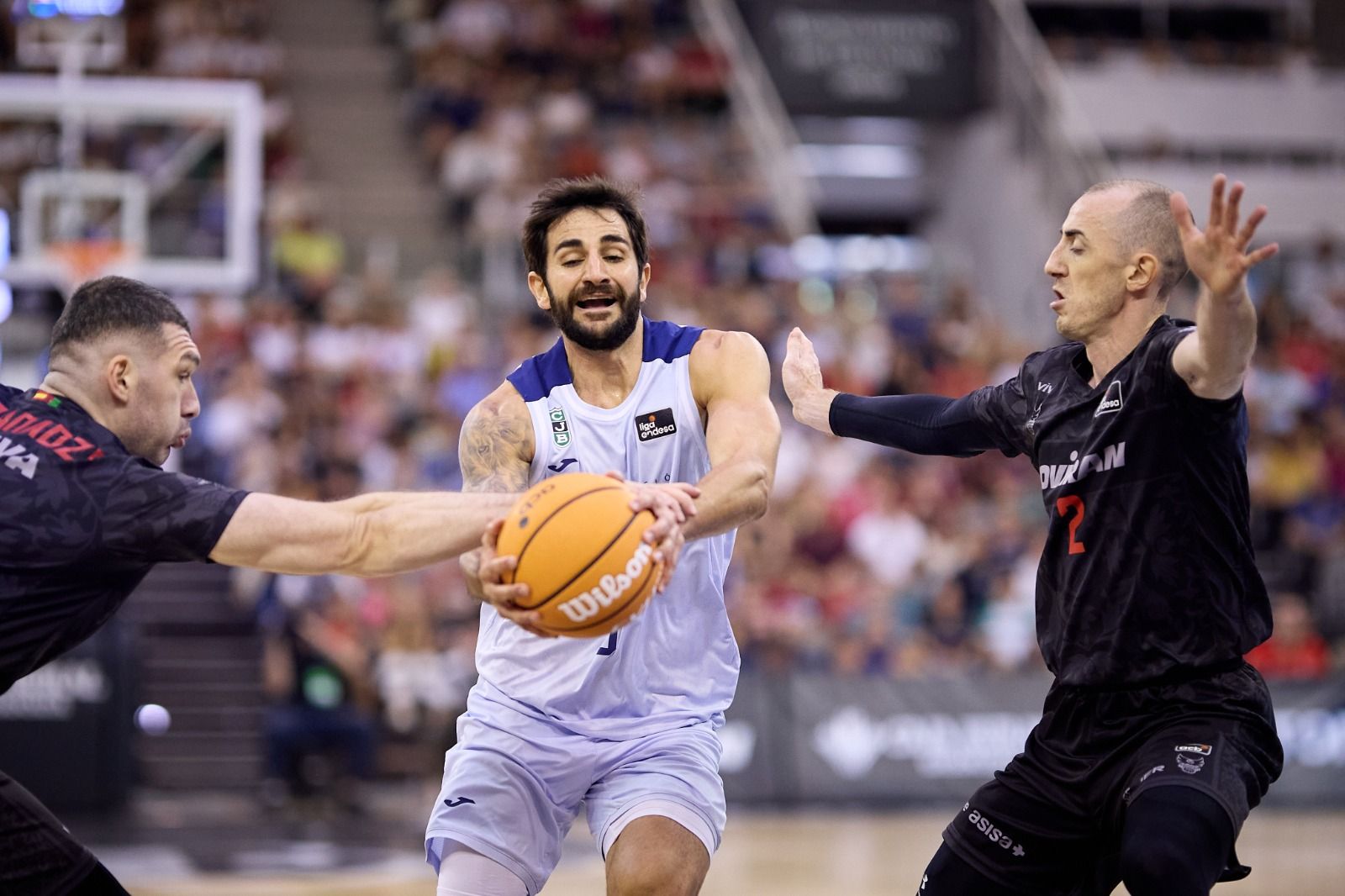 Ricky Rubio intenta superar la defensa del Covirán Granada en el encuentro de la primera vuelta.