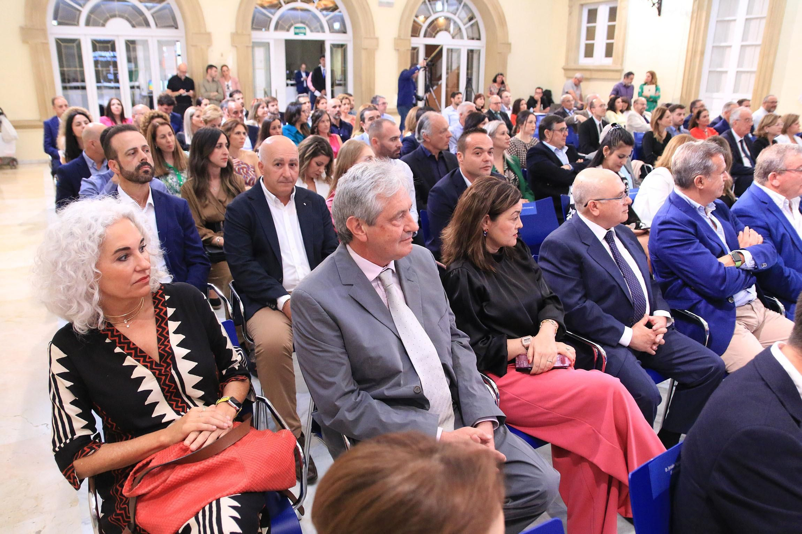 La diputación impone el Escudo de la Provincia a Pedro Caparrós