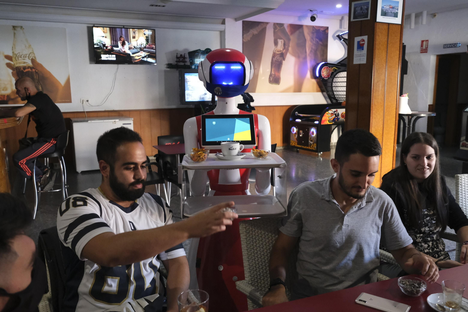 Fotogalería de Herbelita, la robot camarera de El Alquián.