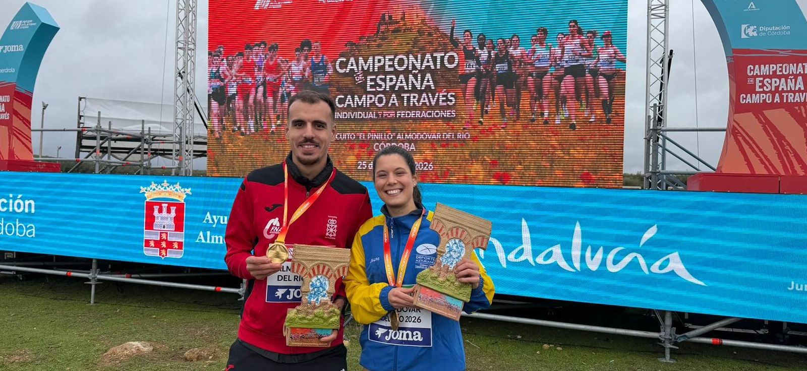 Isabel Barreiro y Nassim Hassaous, tras coronarse campeones de España de cross.