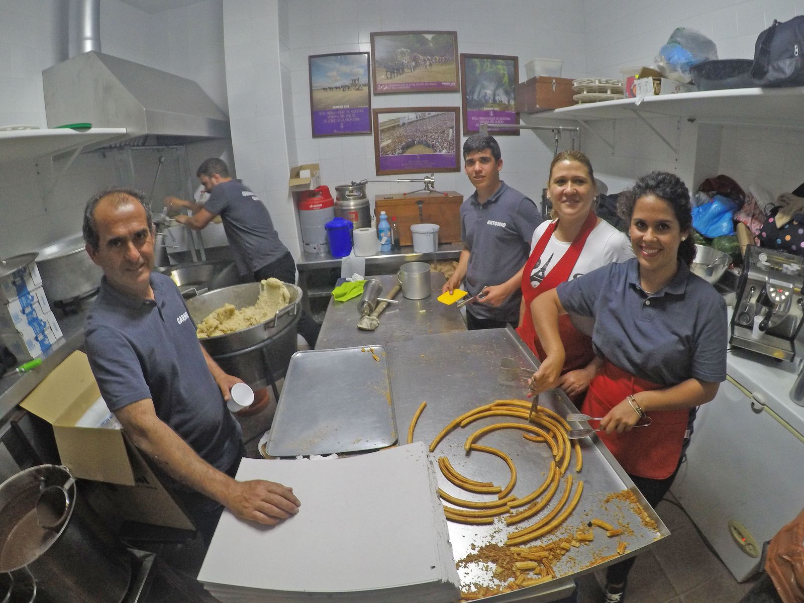 Chocolate y churros para todos en la Hermandad de Jerez  esperando a la Virgen del Rocío
