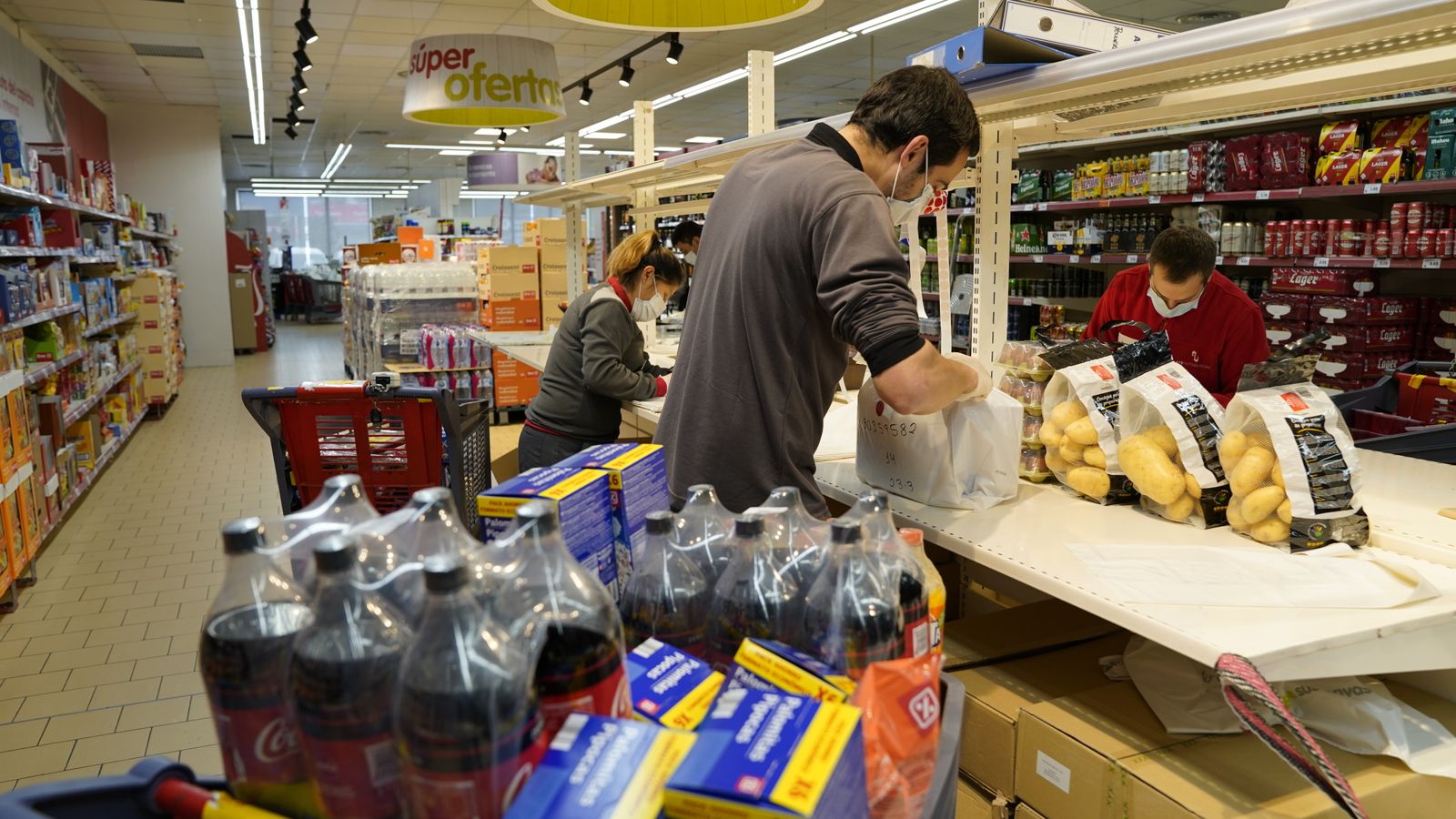 Repartidores prepara pedidos en una tienda Dia