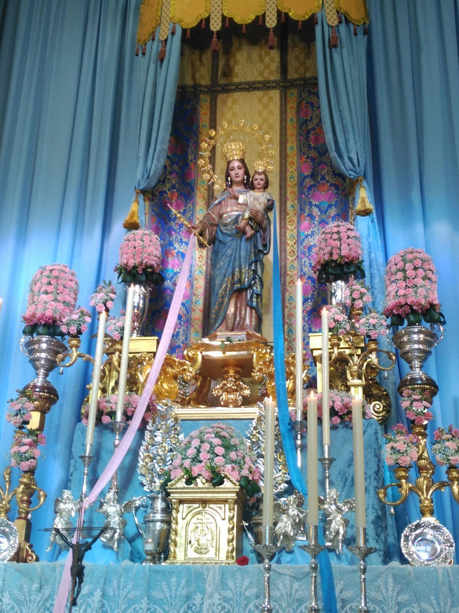 María Auxiliadora luce las cintas durante su festividad.