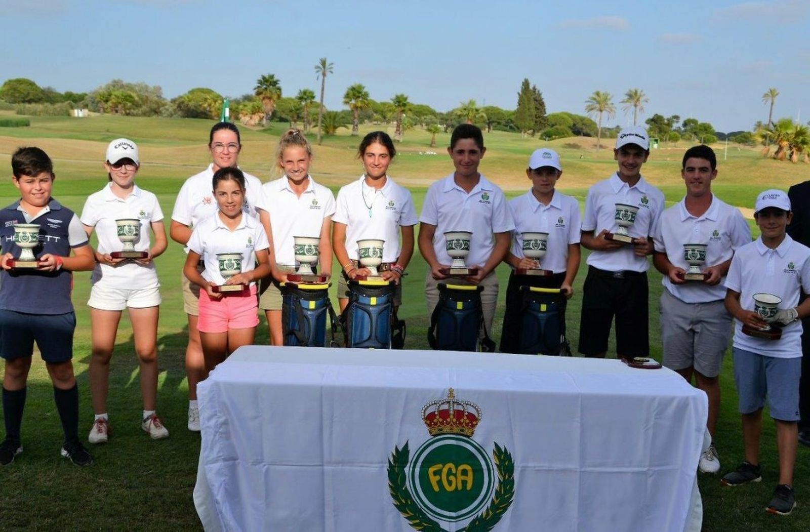 Los infantiles y alevines mejor clasificados, con sus trofeos en VillaNueva.