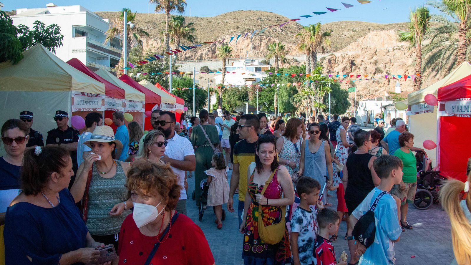 Multitud de personas se han acercado a la inauguración del paseo