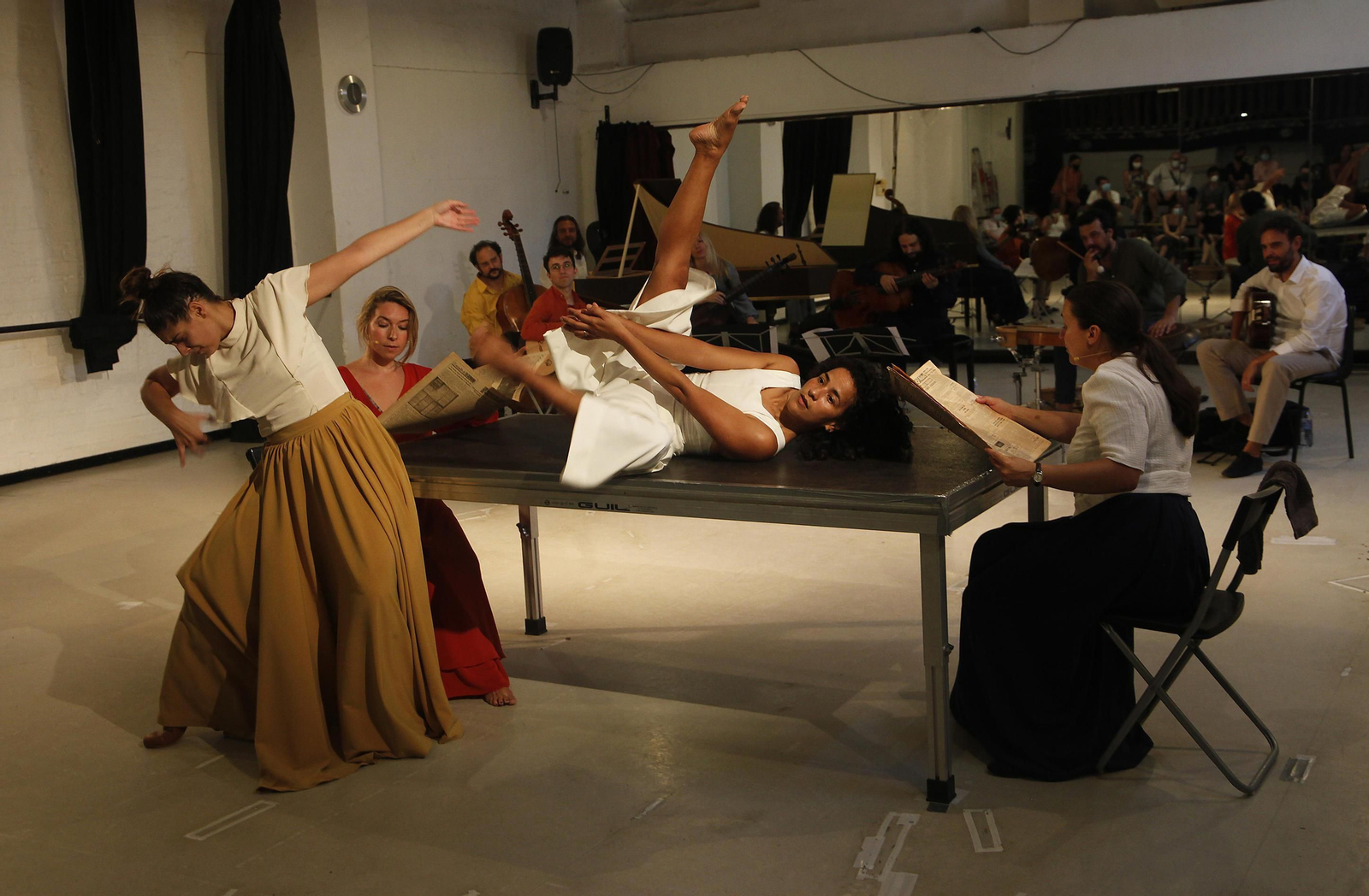 Ensayo general de 'Gugurumbé' con Rocío Márquez (de coral), Ellavled Alcano ( de blanco sobre la mesa), Mónica Iglesias (a la izquierda) y la soprano Nuria Rial (a la derecha).