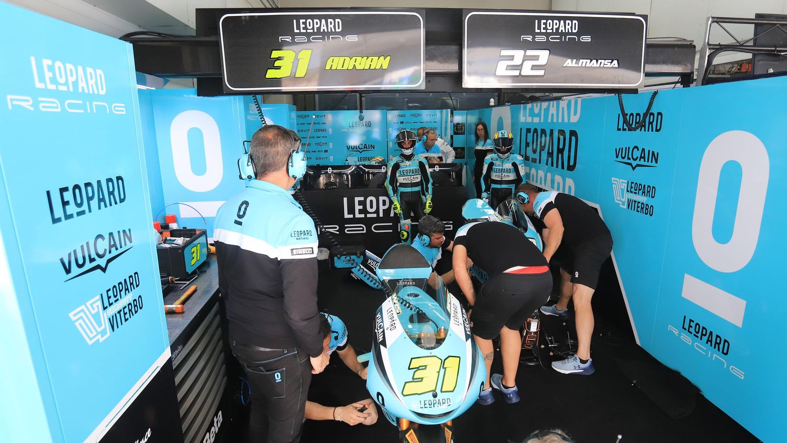 Imágenes de boxes en los entrenamientos del Viernes de Moto2 en Jerez