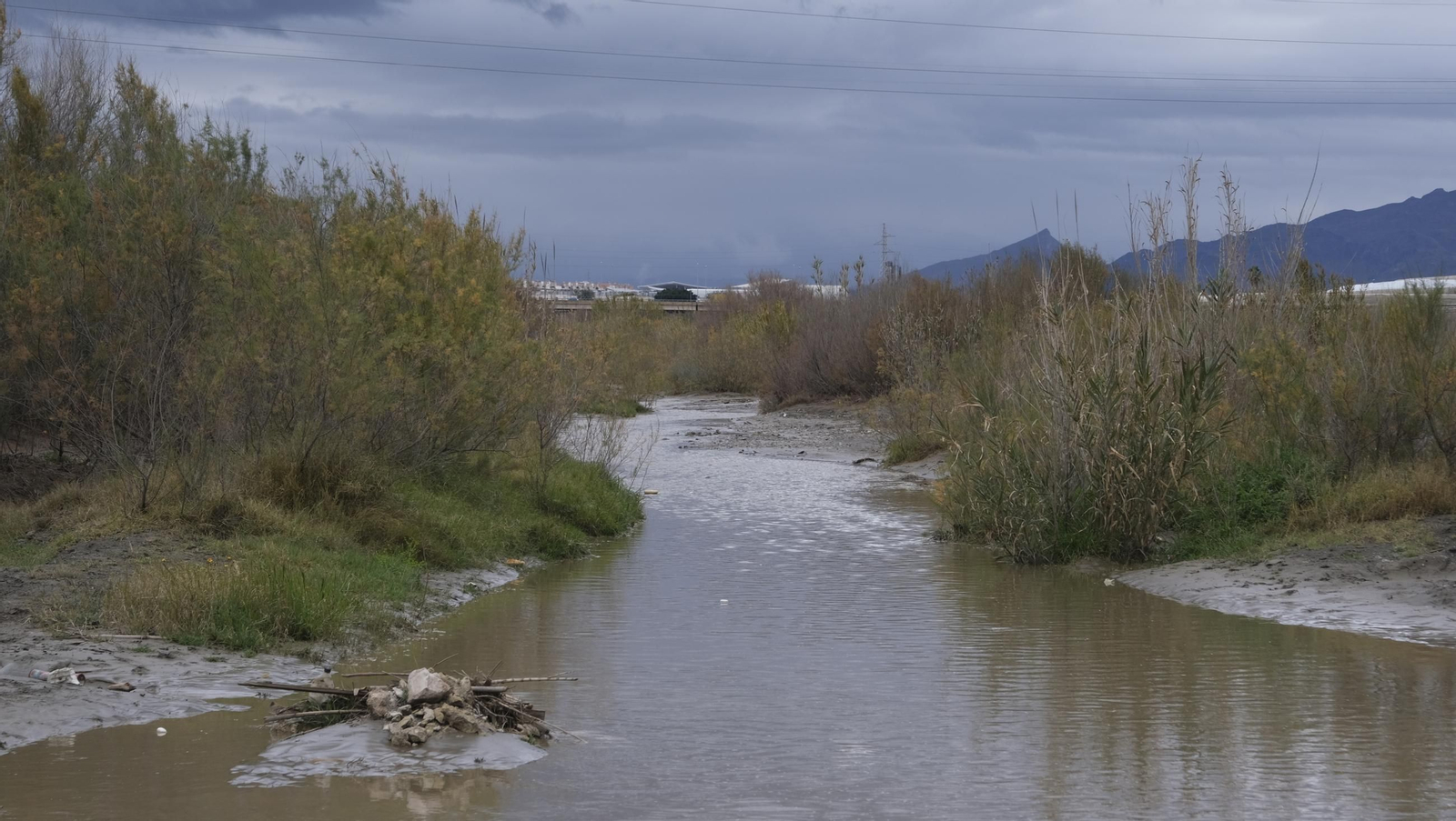 Sábado de lluvia en Almería capital, en imágenes