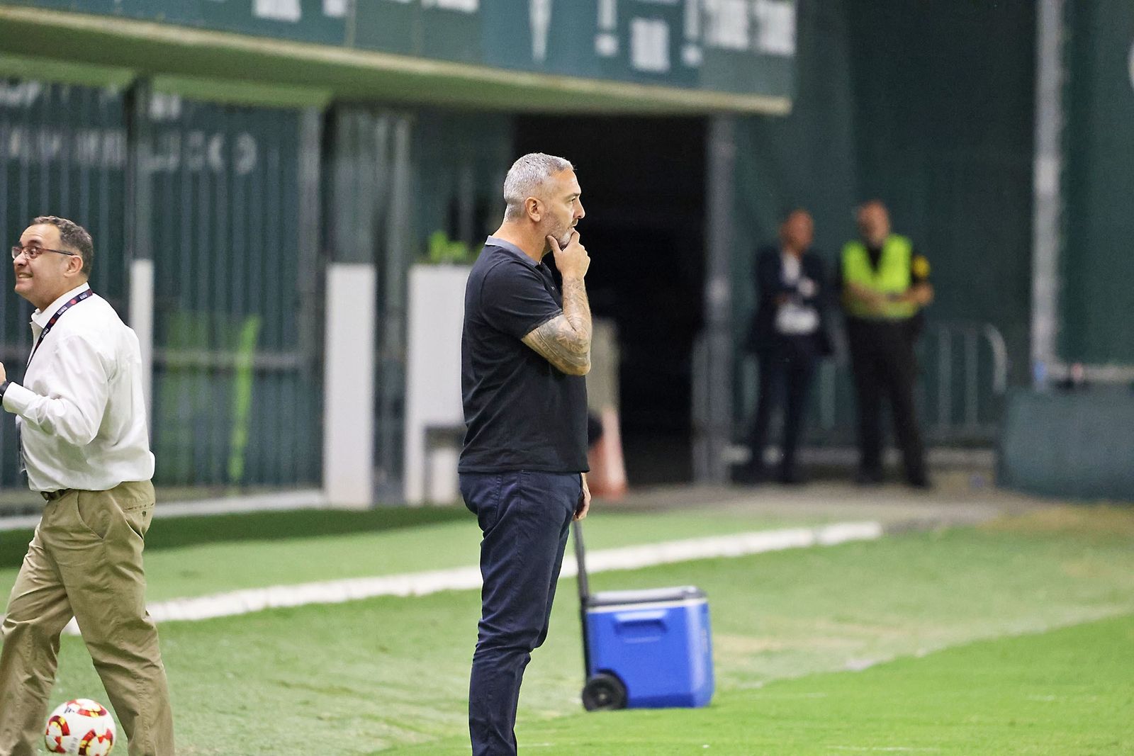 Arzu reflexiona en la banda de la Ciudad Deportiva Luis del Sol.